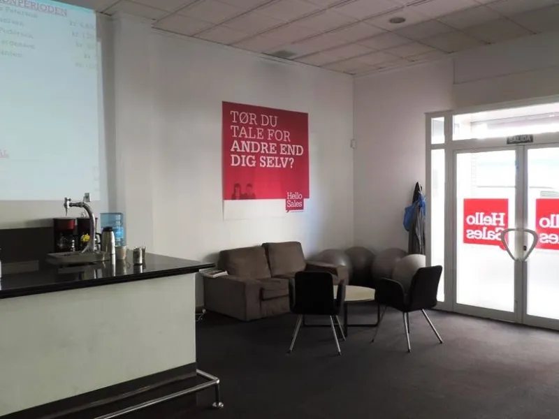 Commercial premises centrally located in Fuengirola, just 150 meters from the Feria Ground. Originally comprising four separate units, the property has been consolidated into a single premises, with the potential to reinstate divisions if desired. Current