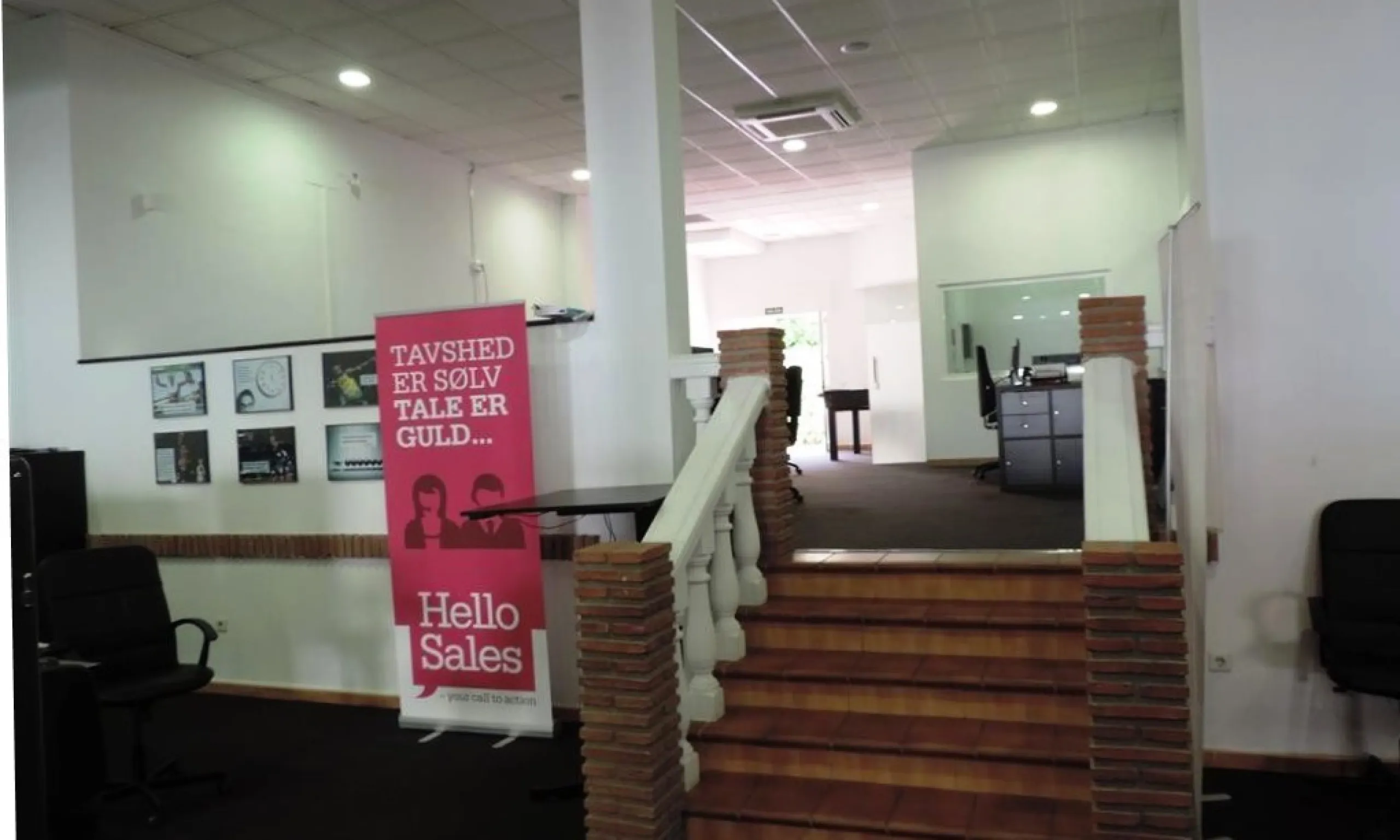 Commercial premises centrally located in Fuengirola, just 150 meters from the Feria Ground. Originally comprising four separate units, the property has been consolidated into a single premises, with the potential to reinstate divisions if desired. Current