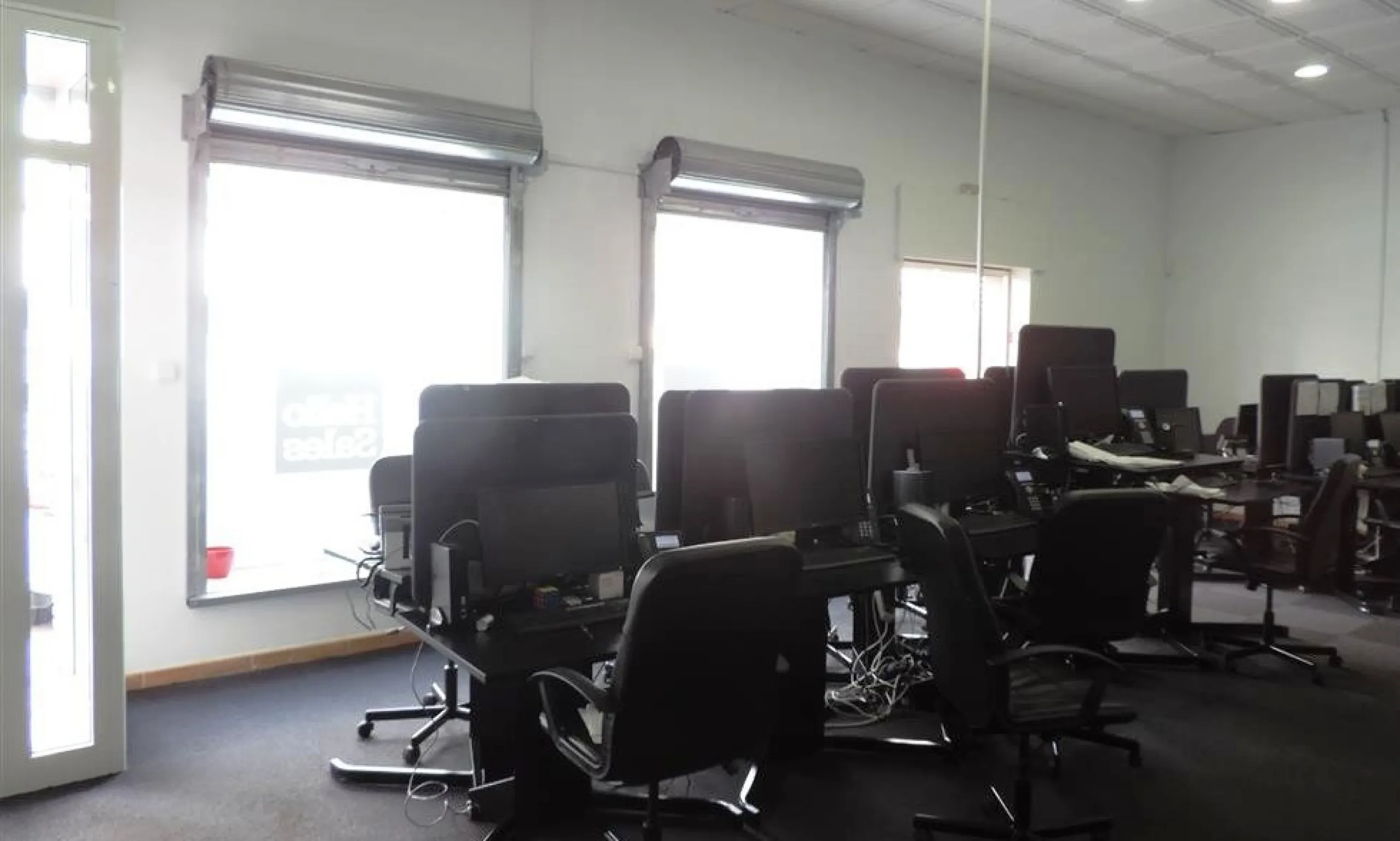 Commercial premises centrally located in Fuengirola, just 150 meters from the Feria Ground. Originally comprising four separate units, the property has been consolidated into a single premises, with the potential to reinstate divisions if desired. Current