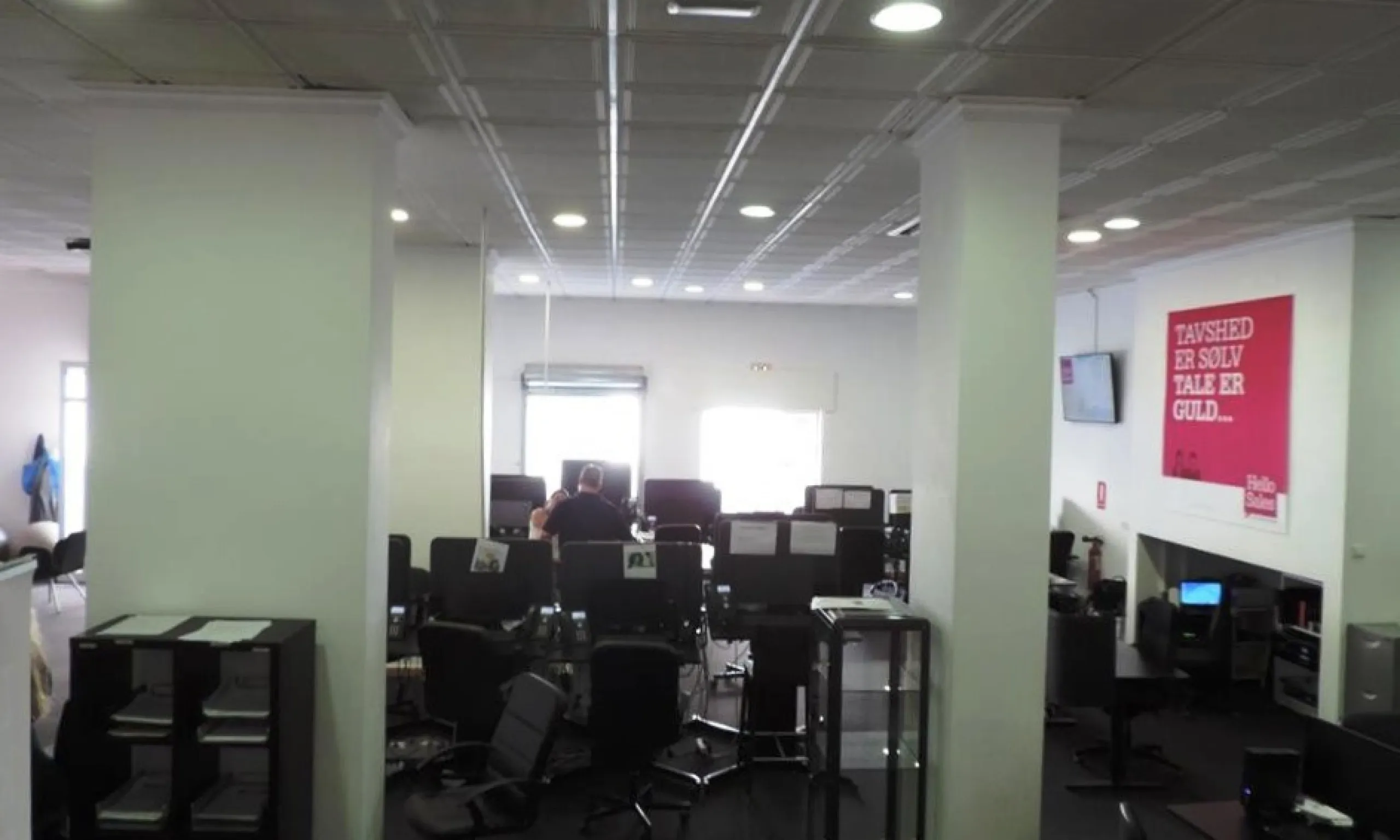 Commercial premises centrally located in Fuengirola, just 150 meters from the Feria Ground. Originally comprising four separate units, the property has been consolidated into a single premises, with the potential to reinstate divisions if desired. Current
