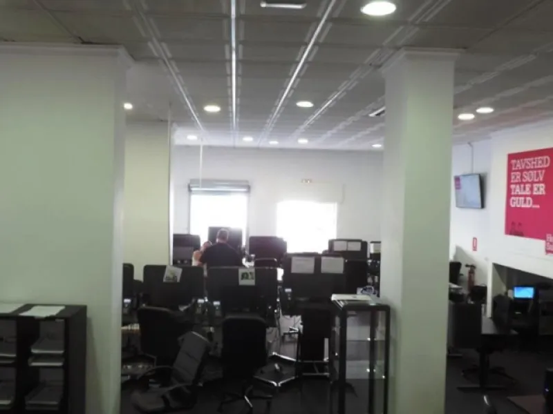 Commercial premises centrally located in Fuengirola, just 150 meters from the Feria Ground. Originally comprising four separate units, the property has been consolidated into a single premises, with the potential to reinstate divisions if desired. Current