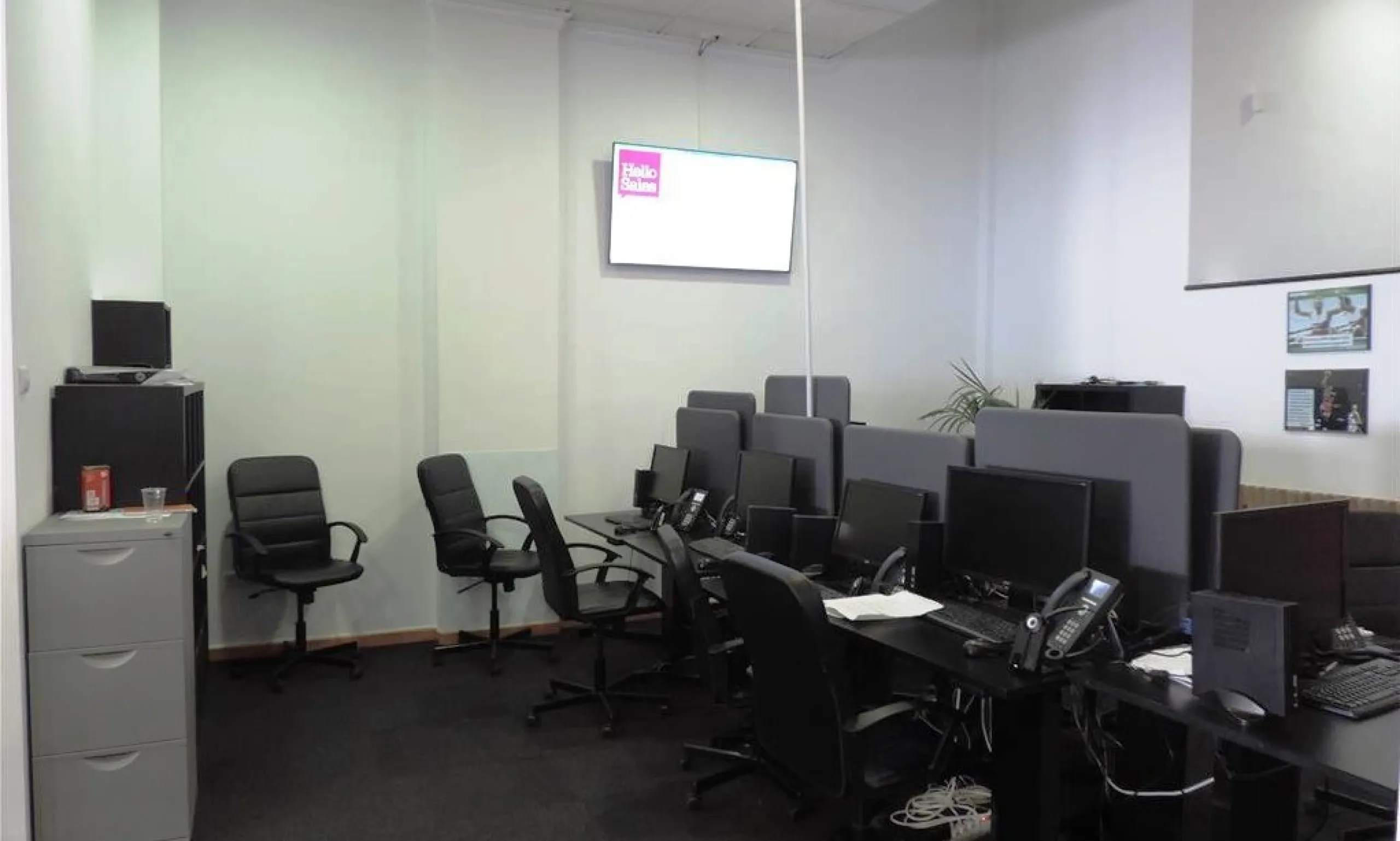 Commercial premises centrally located in Fuengirola, just 150 meters from the Feria Ground. Originally comprising four separate units, the property has been consolidated into a single premises, with the potential to reinstate divisions if desired. Current