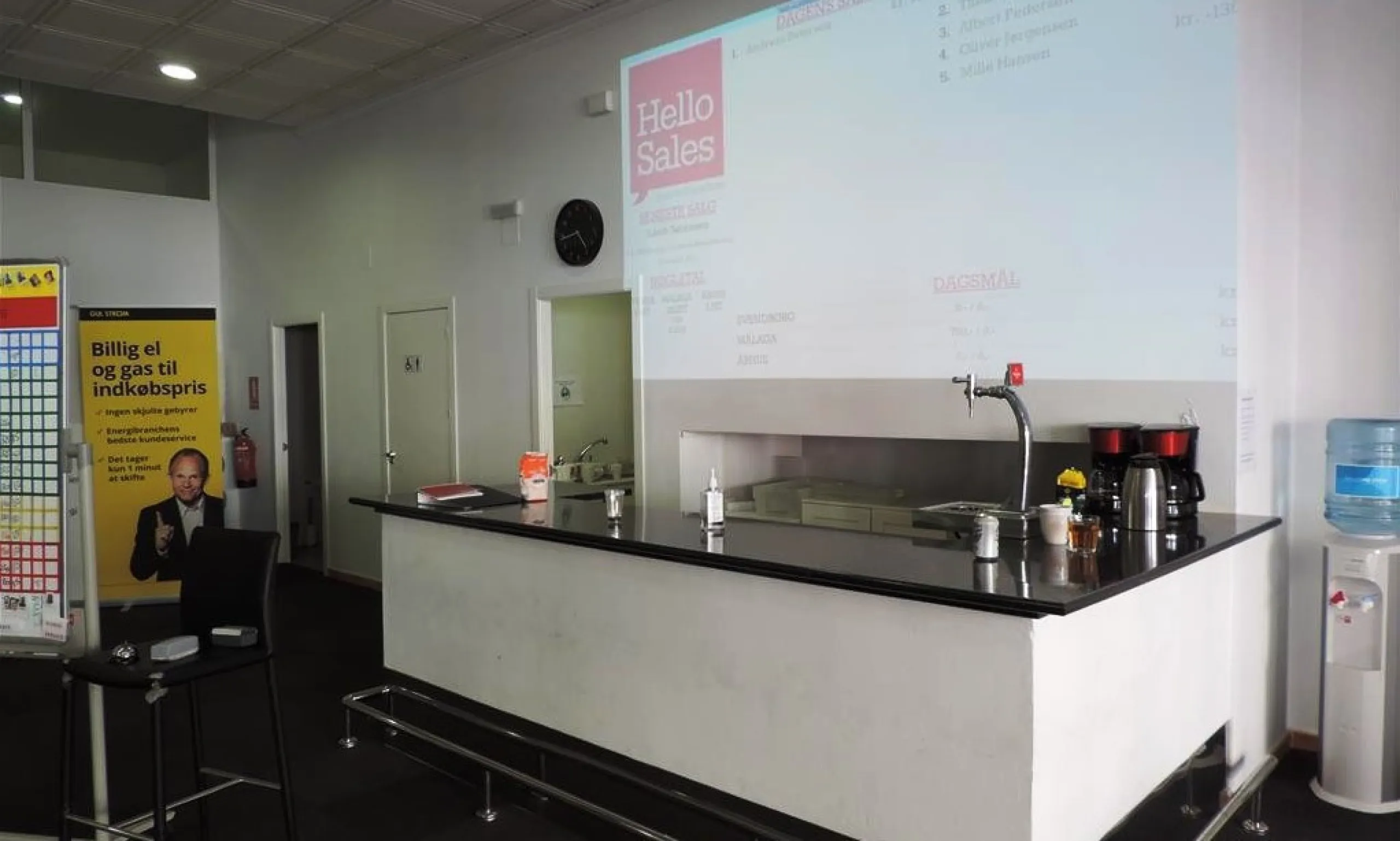 Commercial premises centrally located in Fuengirola, just 150 meters from the Feria Ground. Originally comprising four separate units, the property has been consolidated into a single premises, with the potential to reinstate divisions if desired. Current