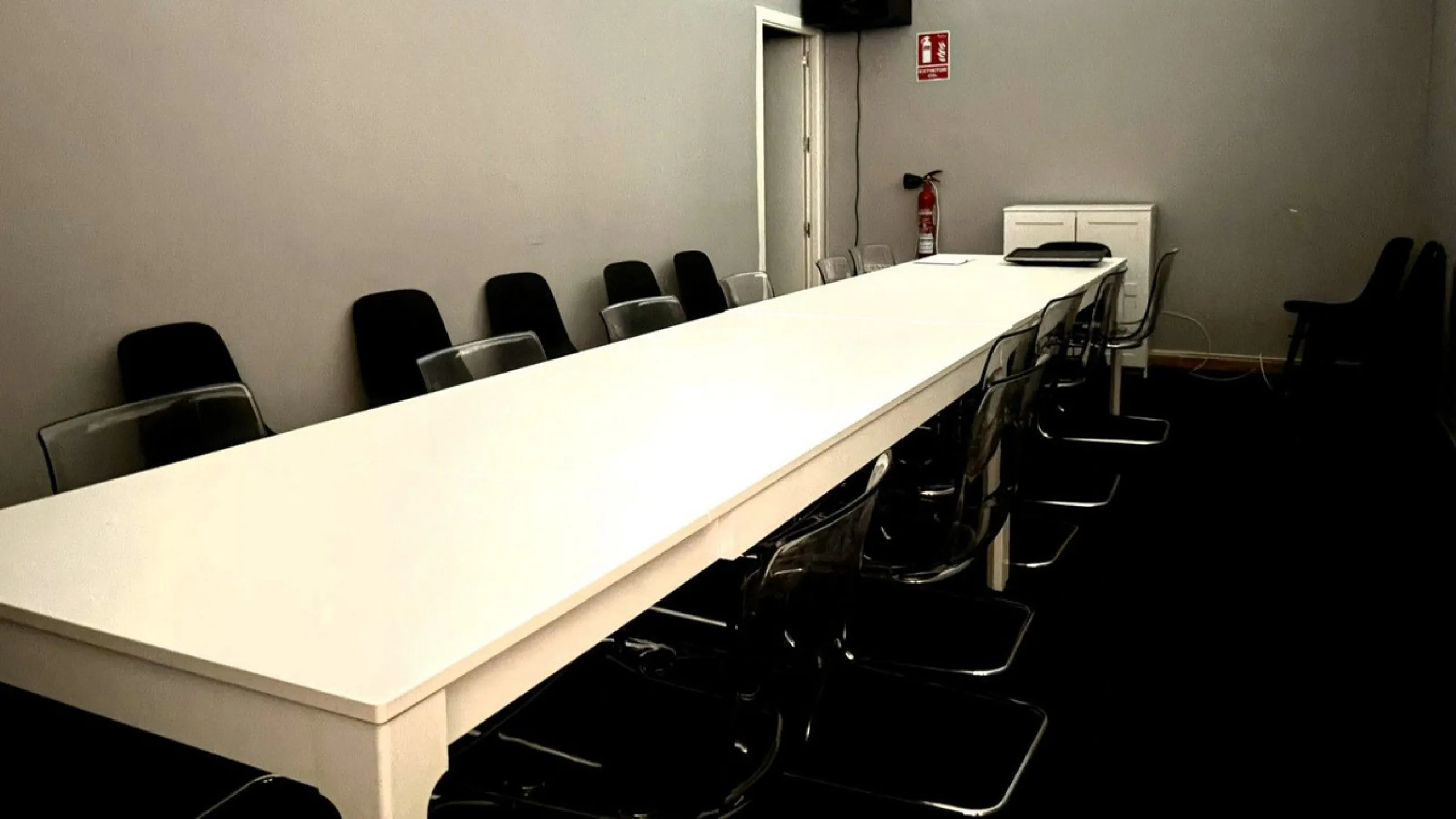 Commercial premises centrally located in Fuengirola, just 150 meters from the Feria Ground. Originally comprising four separate units, the property has been consolidated into a single premises, with the potential to reinstate divisions if desired. Current