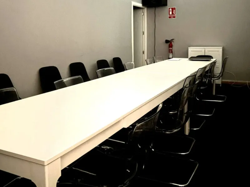 Commercial premises centrally located in Fuengirola, just 150 meters from the Feria Ground. Originally comprising four separate units, the property has been consolidated into a single premises, with the potential to reinstate divisions if desired. Current