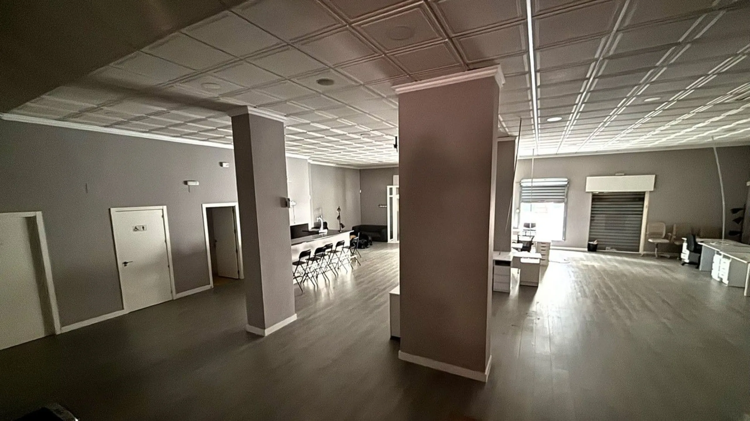 Commercial premises centrally located in Fuengirola, just 150 meters from the Feria Ground. Originally comprising four separate units, the property has been consolidated into a single premises, with the potential to reinstate divisions if desired. Current