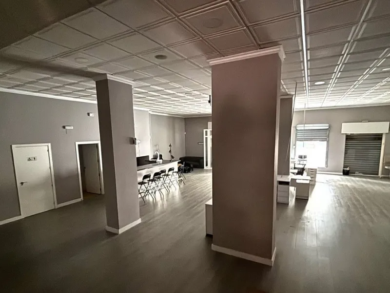 Commercial premises centrally located in Fuengirola, just 150 meters from the Feria Ground. Originally comprising four separate units, the property has been consolidated into a single premises, with the potential to reinstate divisions if desired. Current