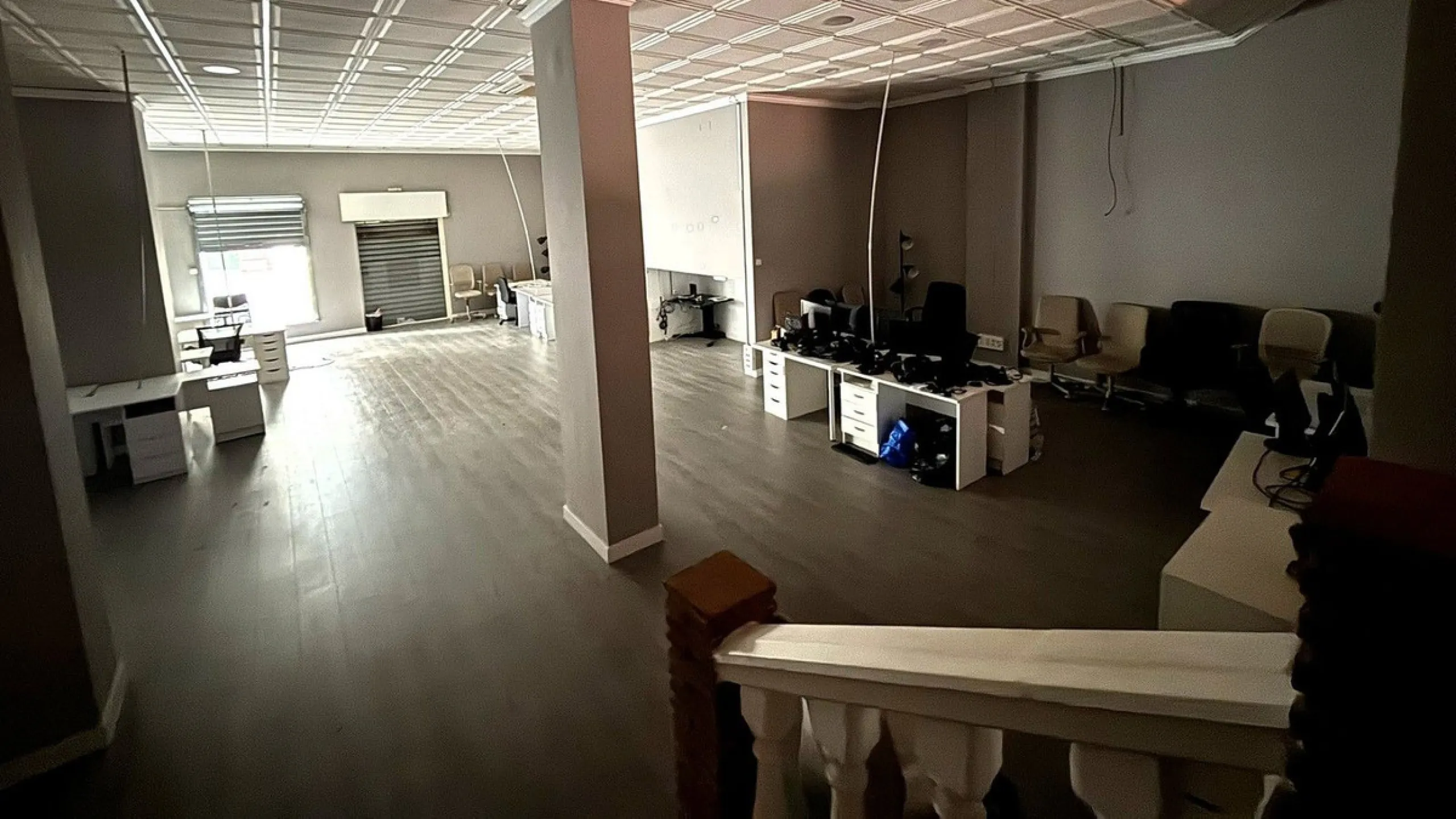 Commercial premises centrally located in Fuengirola, just 150 meters from the Feria Ground. Originally comprising four separate units, the property has been consolidated into a single premises, with the potential to reinstate divisions if desired. Current