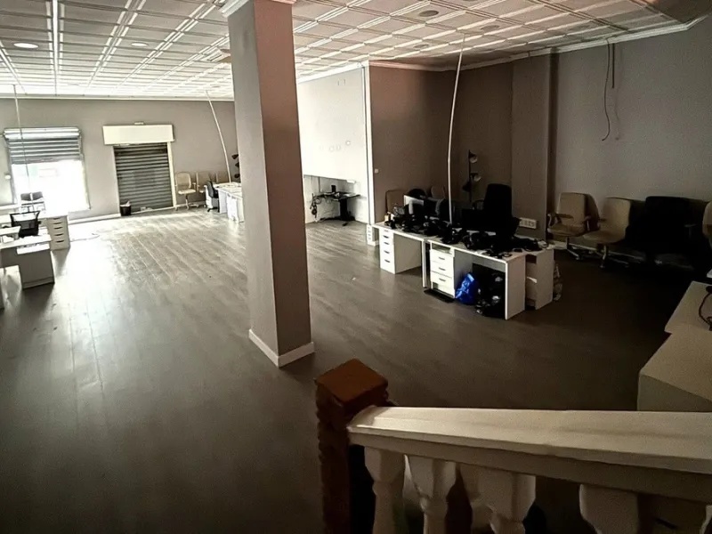 Commercial premises centrally located in Fuengirola, just 150 meters from the Feria Ground. Originally comprising four separate units, the property has been consolidated into a single premises, with the potential to reinstate divisions if desired. Current