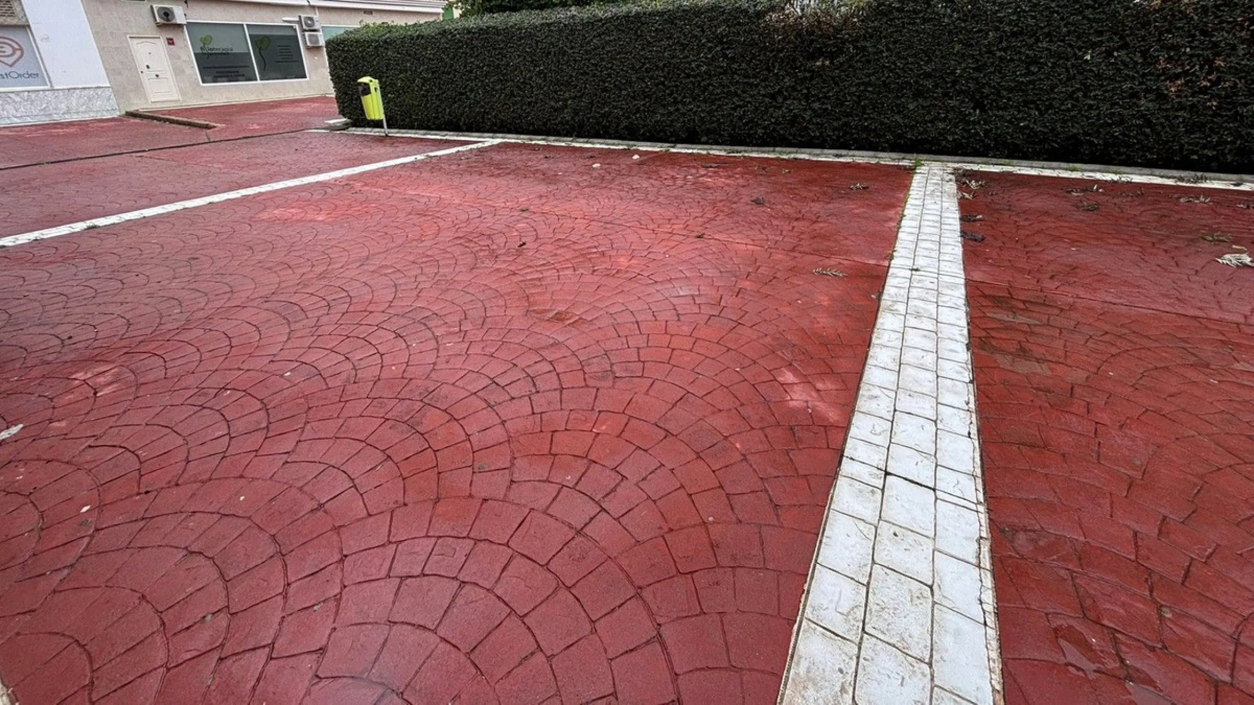 Commercial premises centrally located in Fuengirola, just 150 meters from the Feria Ground. Originally comprising four separate units, the property has been consolidated into a single premises, with the potential to reinstate divisions if desired. Current