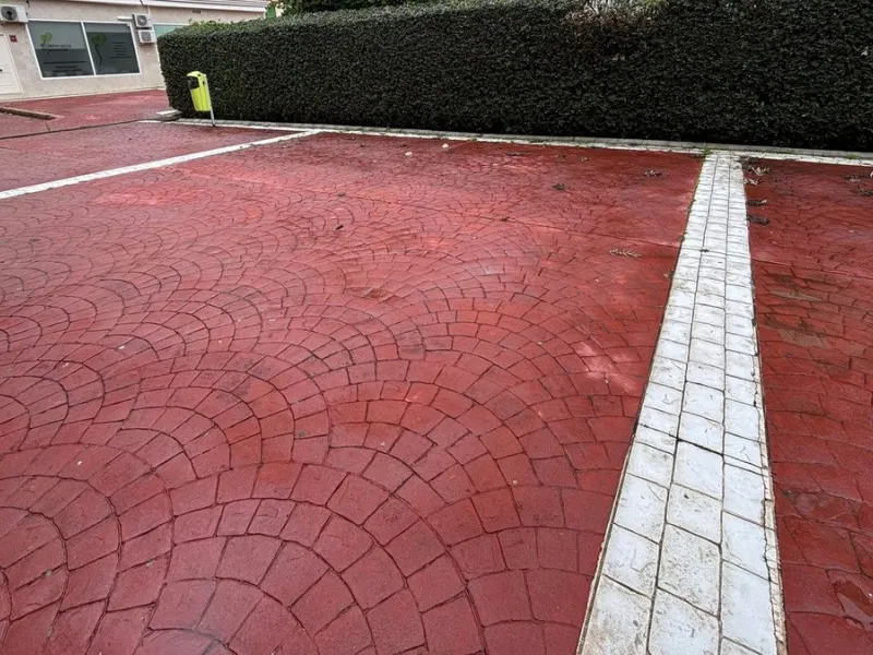 Commercial premises centrally located in Fuengirola, just 150 meters from the Feria Ground. Originally comprising four separate units, the property has been consolidated into a single premises, with the potential to reinstate divisions if desired. Current