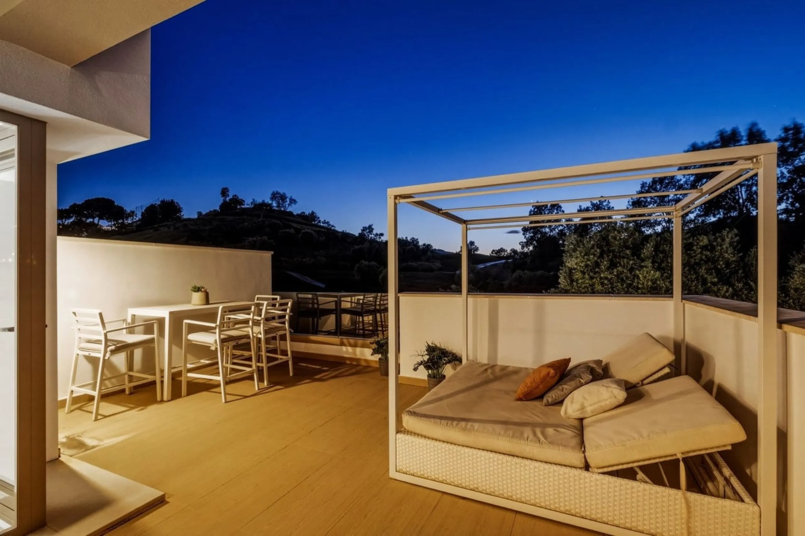 Dieses stilvolle Reihenhaus vereint Wohnraum, Natürlichkeit und modernes Design zu einem komfortablen Zuhause – ideal für den dauerhaften Wohnsitz oder als Ferienwohnung. Marmorböden und ein warmes, zeitgenössisches Ambiente zeichnen es aus