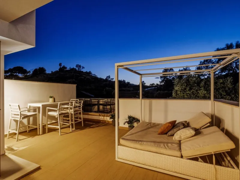 Dieses stilvolle Reihenhaus vereint Wohnraum, Natürlichkeit und modernes Design zu einem komfortablen Zuhause – ideal für den dauerhaften Wohnsitz oder als Ferienwohnung. Marmorböden und ein warmes, zeitgenössisches Ambiente zeichnen es aus