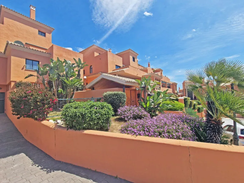 Charming One-Bedroom Penthouse with Panoramic Views in Elviria, Marbella