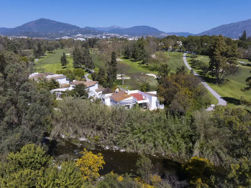 This charming single-storey villa presents a rare opportunity to create a truly special home in one of the most prestigious areas of Guadalmina Baja. Set on a generous 813m² plot, the property enjoys a unique and tranquil position as one of just four hous