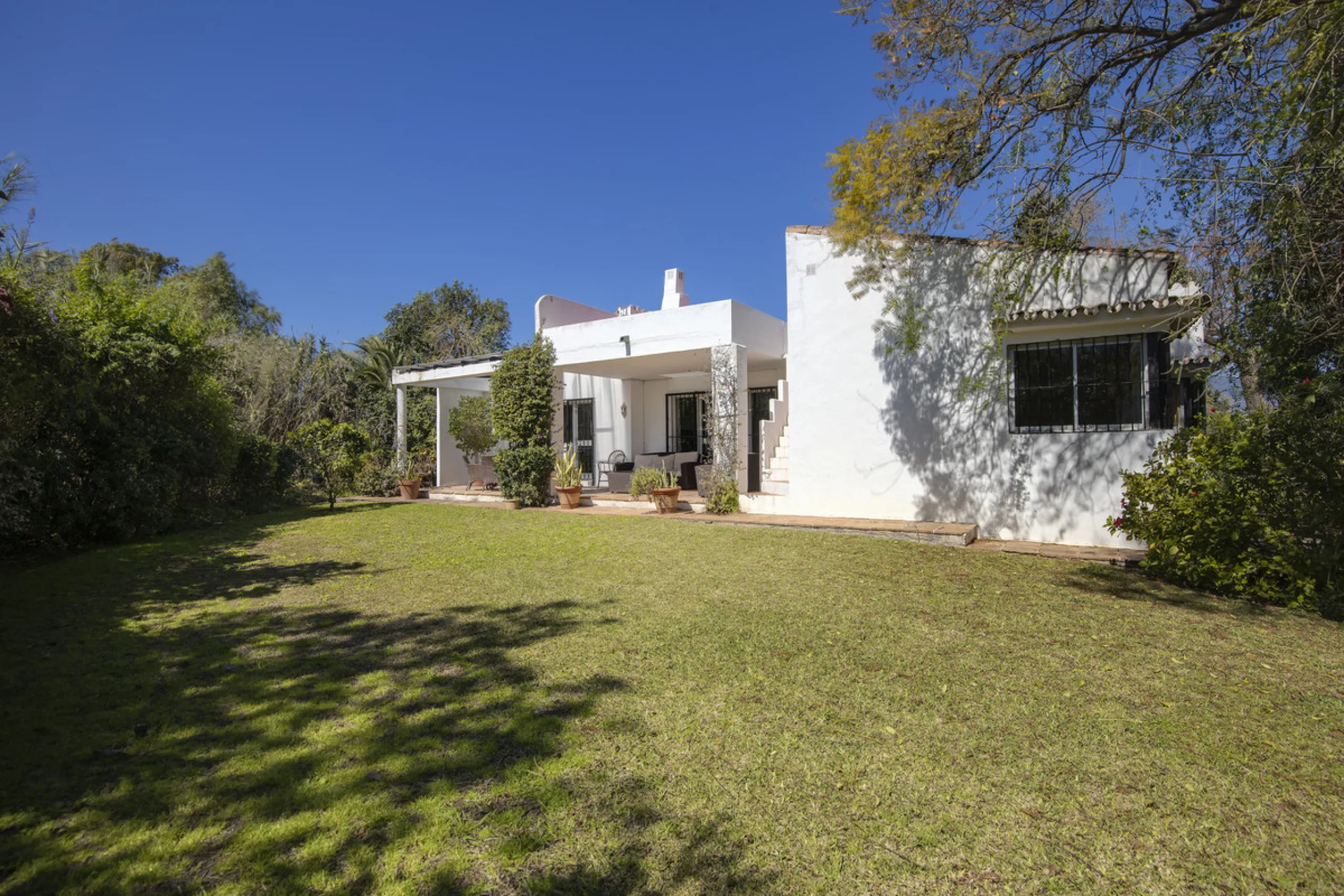 This charming single-storey villa presents a rare opportunity to create a truly special home in one of the most prestigious areas of Guadalmina Baja. Set on a generous 813m² plot, the property enjoys a unique and tranquil position as one of just four hous