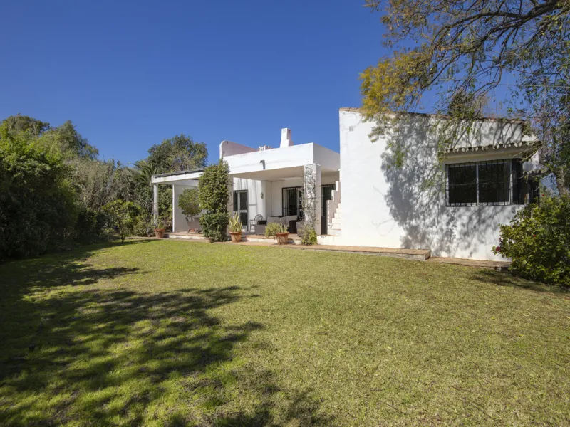 This charming single-storey villa presents a rare opportunity to create a truly special home in one of the most prestigious areas of Guadalmina Baja. Set on a generous 813m² plot, the property enjoys a unique and tranquil position as one of just four hous