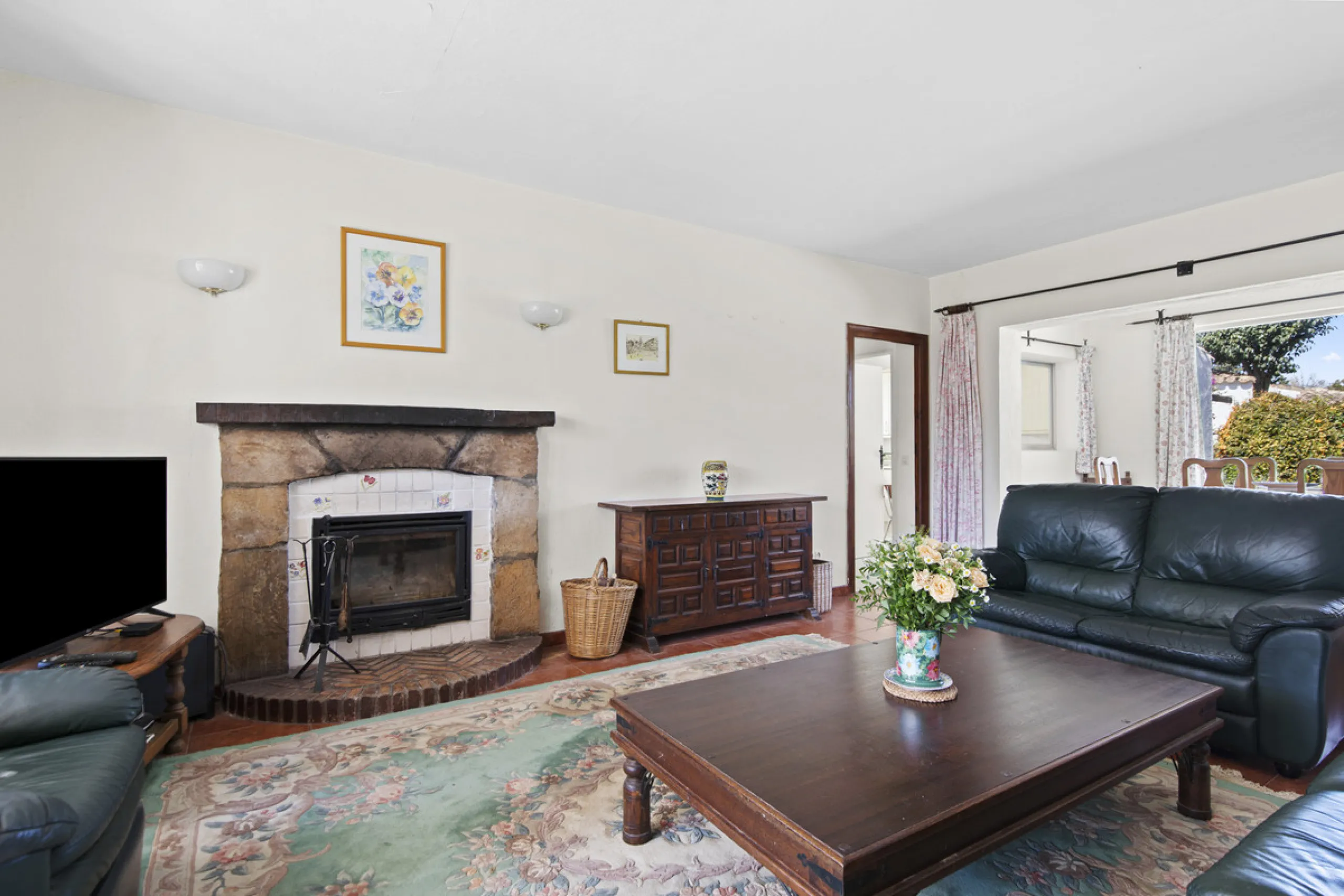 This charming single-storey villa presents a rare opportunity to create a truly special home in one of the most prestigious areas of Guadalmina Baja. Set on a generous 813m² plot, the property enjoys a unique and tranquil position as one of just four hous