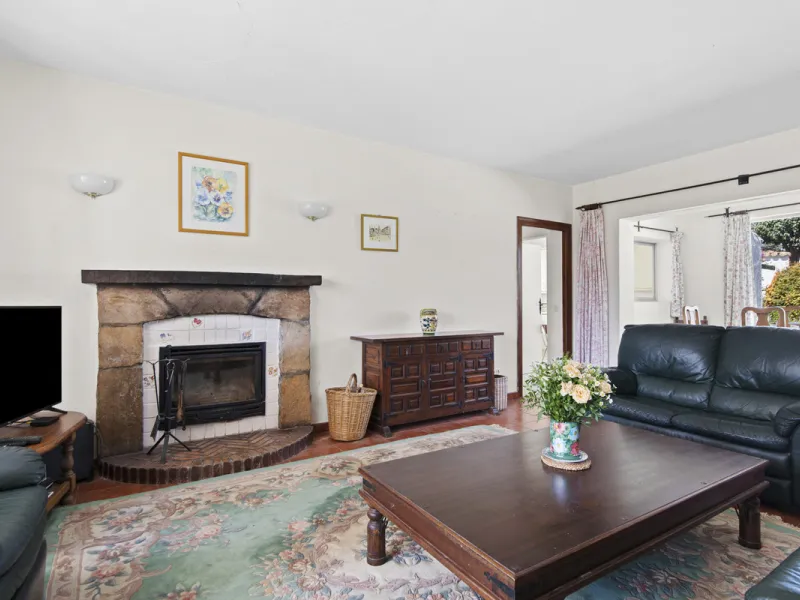 This charming single-storey villa presents a rare opportunity to create a truly special home in one of the most prestigious areas of Guadalmina Baja. Set on a generous 813m² plot, the property enjoys a unique and tranquil position as one of just four hous