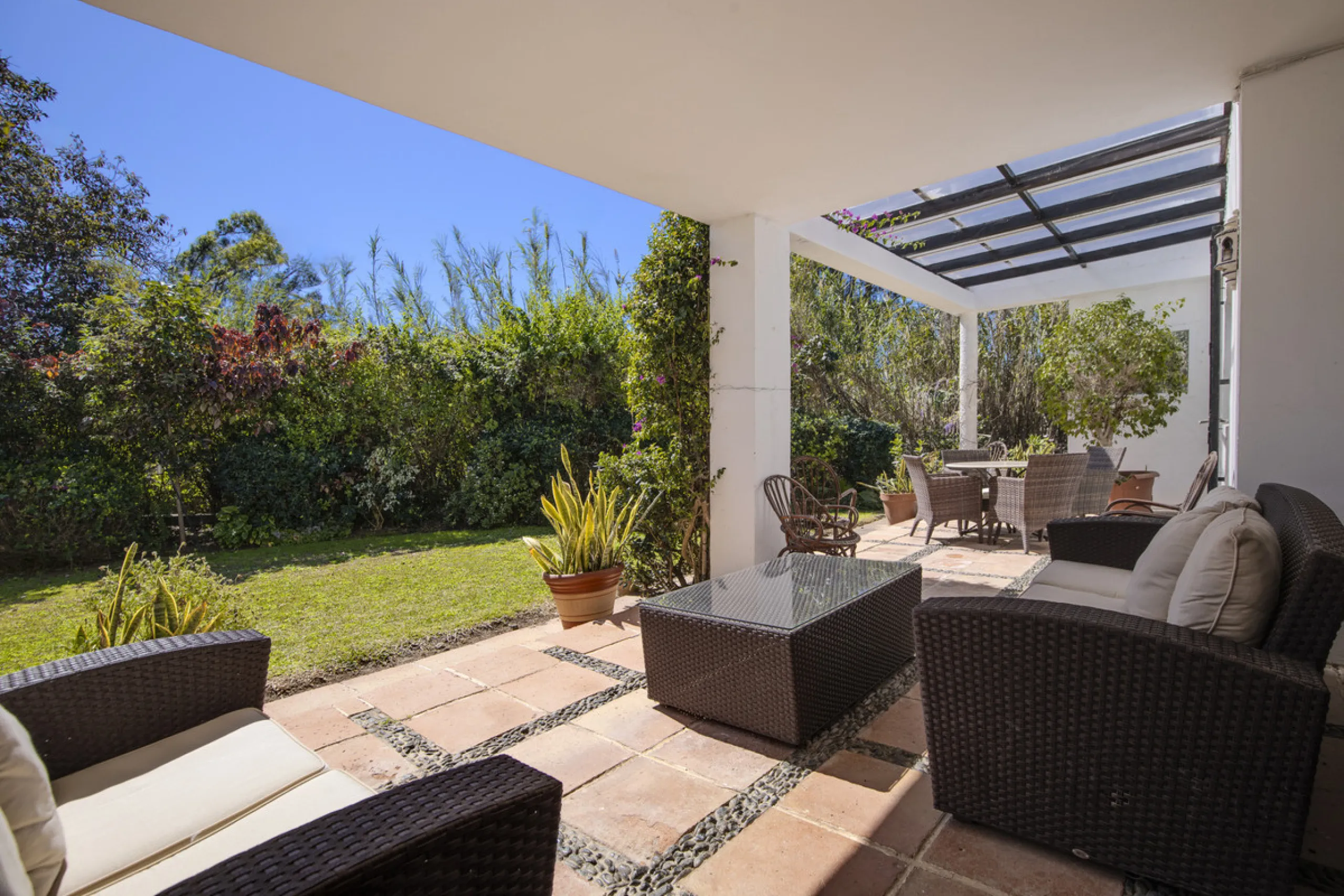 This charming single-storey villa presents a rare opportunity to create a truly special home in one of the most prestigious areas of Guadalmina Baja. Set on a generous 813m² plot, the property enjoys a unique and tranquil position as one of just four hous