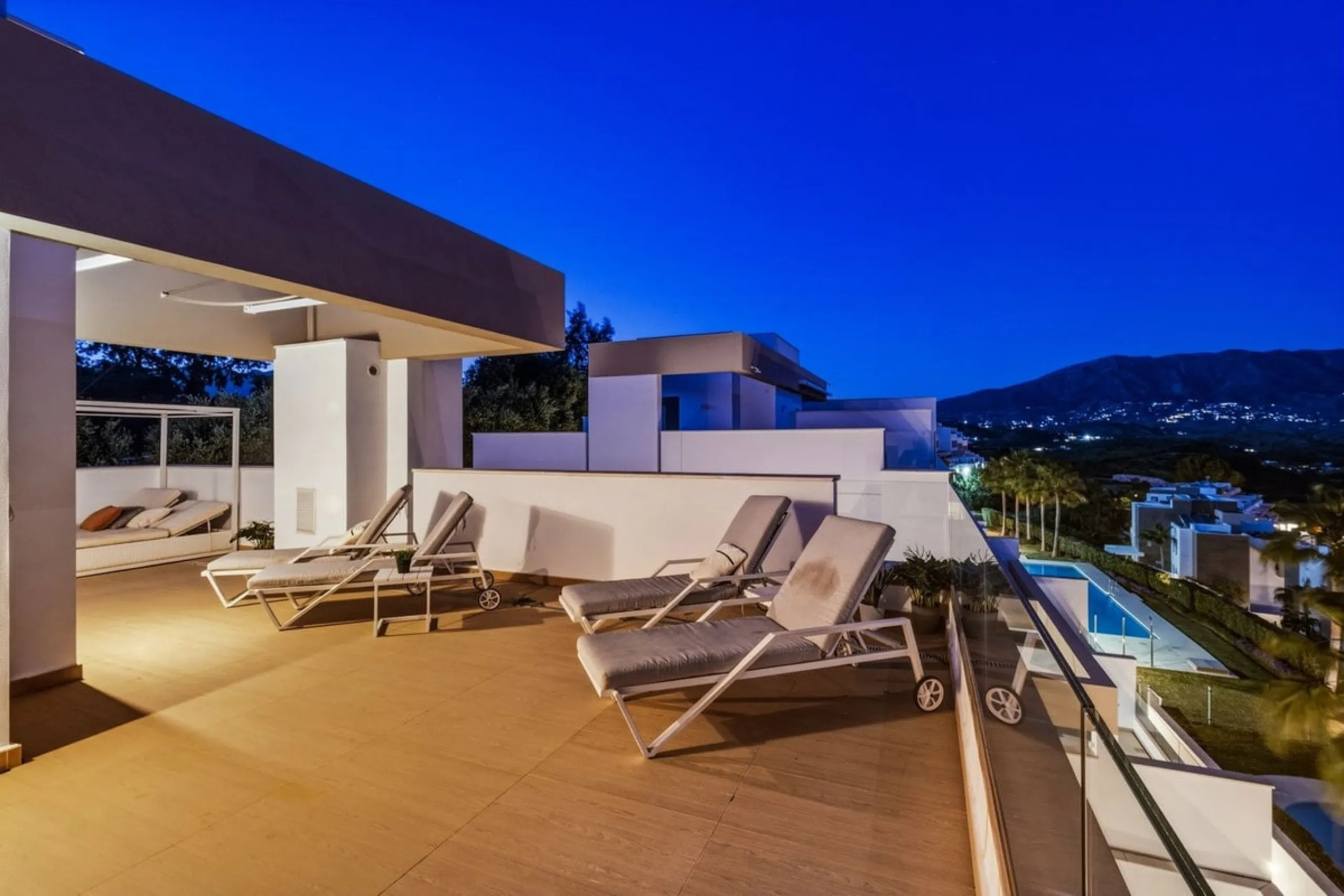 Dieses stilvolle Reihenhaus vereint Wohnraum, Natürlichkeit und modernes Design zu einem komfortablen Zuhause – ideal für den dauerhaften Wohnsitz oder als Ferienwohnung. Marmorböden und ein warmes, zeitgenössisches Ambiente zeichnen es aus