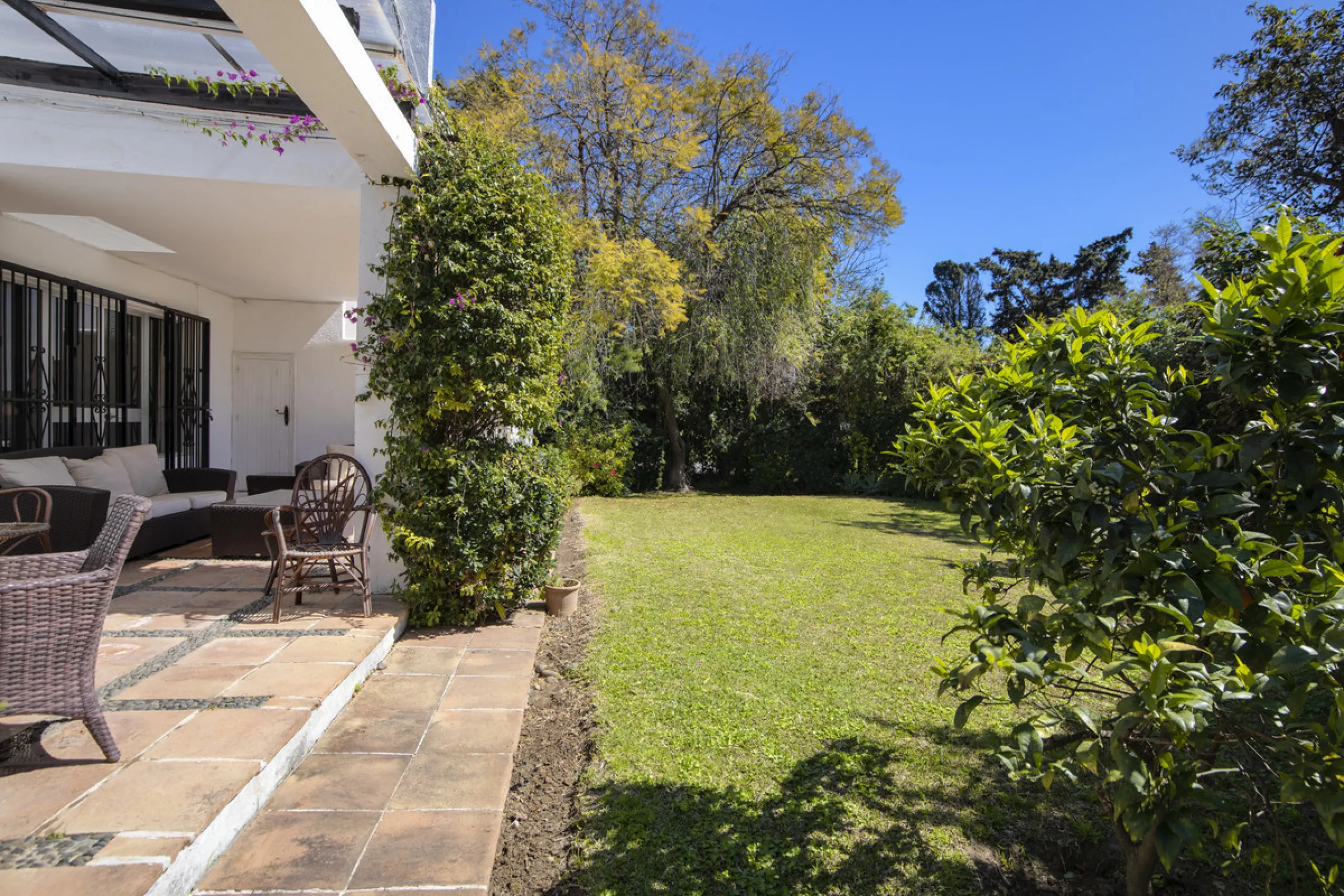 This charming single-storey villa presents a rare opportunity to create a truly special home in one of the most prestigious areas of Guadalmina Baja. Set on a generous 813m² plot, the property enjoys a unique and tranquil position as one of just four hous