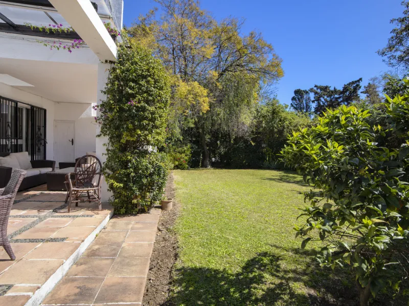 This charming single-storey villa presents a rare opportunity to create a truly special home in one of the most prestigious areas of Guadalmina Baja. Set on a generous 813m² plot, the property enjoys a unique and tranquil position as one of just four hous