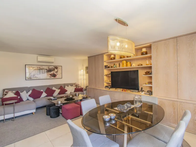 LARGE PROPERTY 200 METERS FROM THE BEACH IN THE CENTER OF MARBELLA