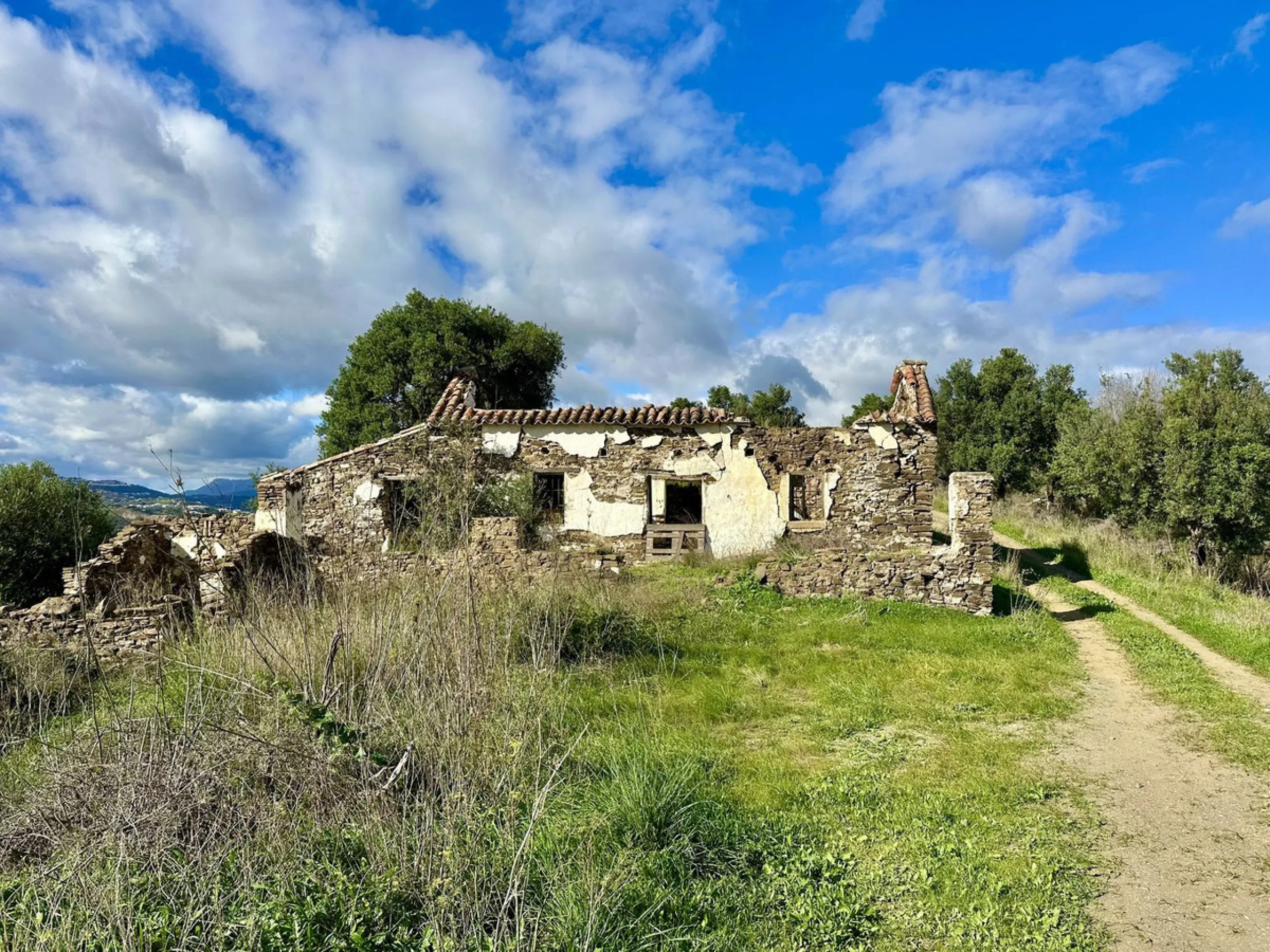 Plot - Land with Ruin в продаже в Mijas, Málaga. Площадь дома 140 м². Площадь участка 36000 м²