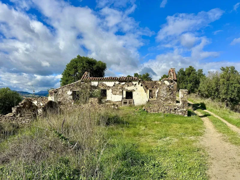 Plot - Land with Ruin в продаже в Mijas, Málaga. Площадь дома 140 м². Площадь участка 36000 м²