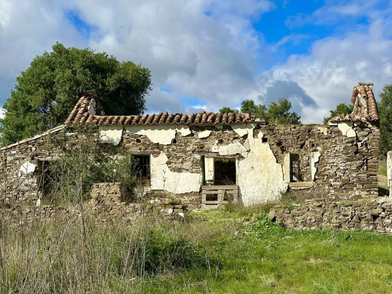 Plot - Land with Ruin в продаже в Mijas, Málaga. Площадь дома 140 м². Площадь участка 36000 м²