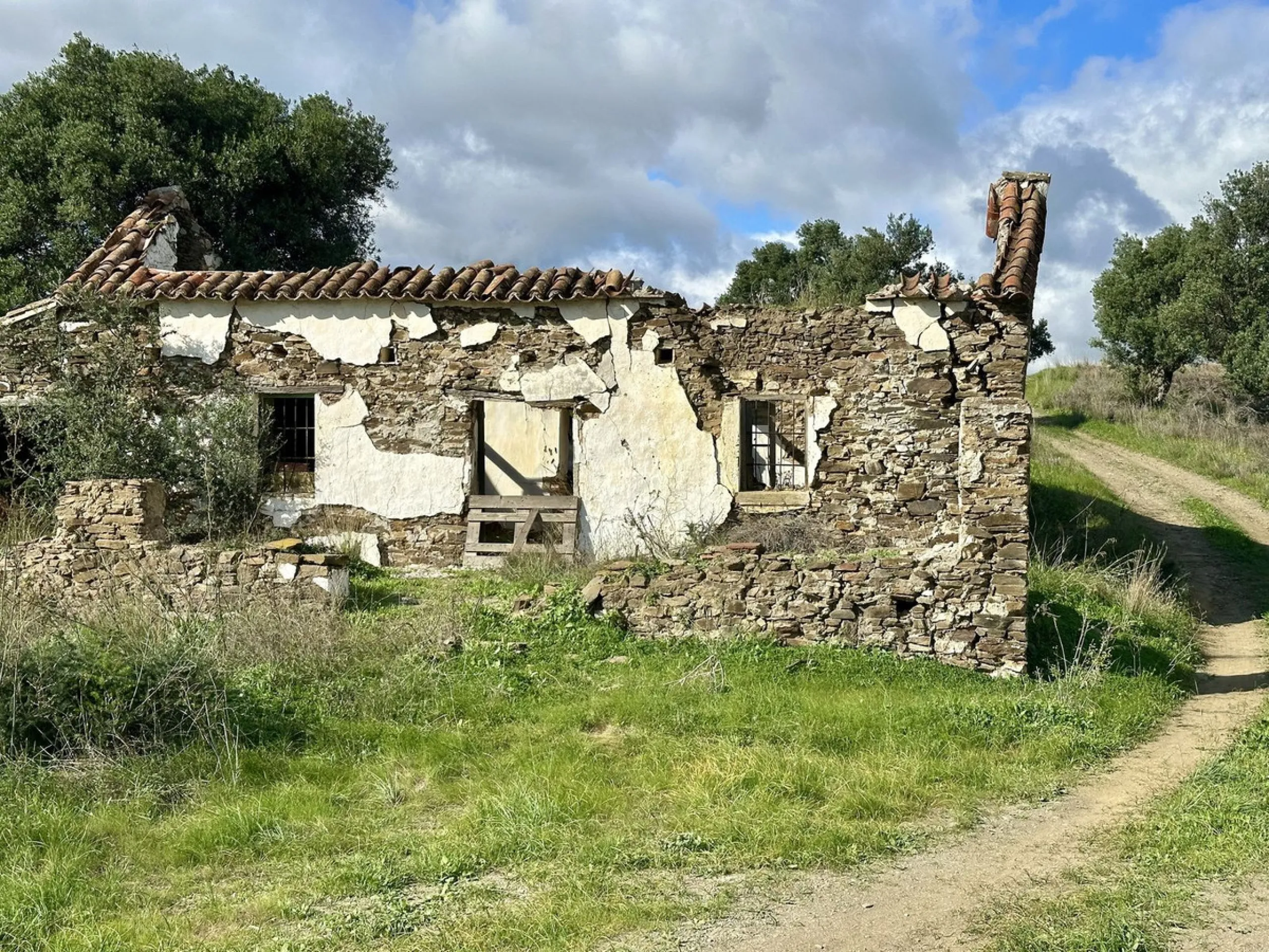 Plot - Land with Ruin в продаже в Mijas, Málaga. Площадь дома 140 м². Площадь участка 36000 м²
