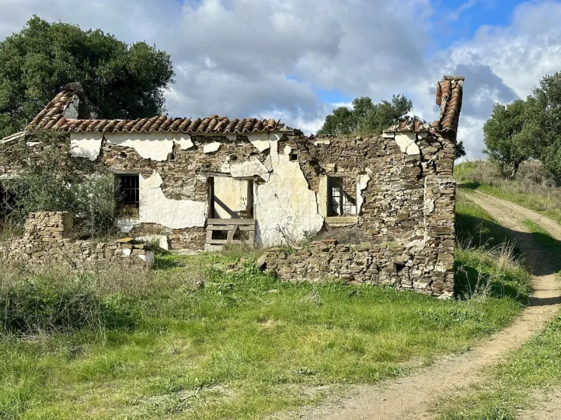 Plot - Land with Ruin в продаже в Mijas, Málaga. Площадь дома 140 м². Площадь участка 36000 м²