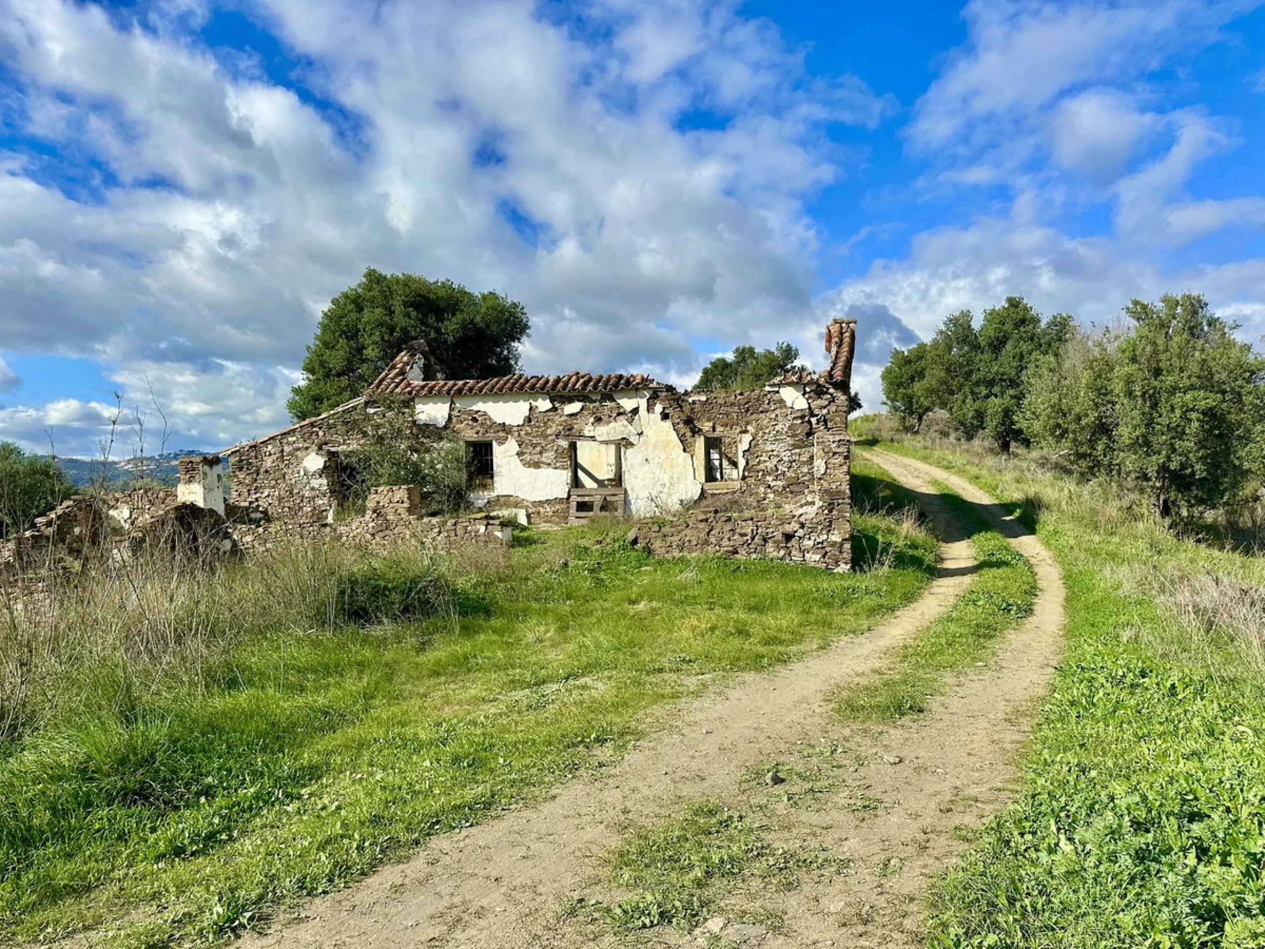 Plot - Land with Ruin в продаже в Mijas, Málaga. Площадь дома 140 м². Площадь участка 36000 м²