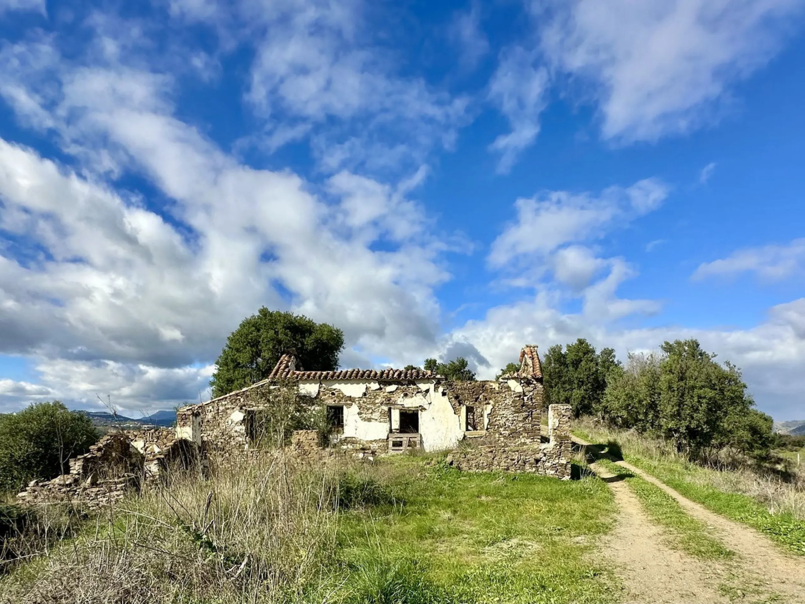 Plot - Land with Ruin в продаже в Mijas, Málaga. Площадь дома 140 м². Площадь участка 36000 м²