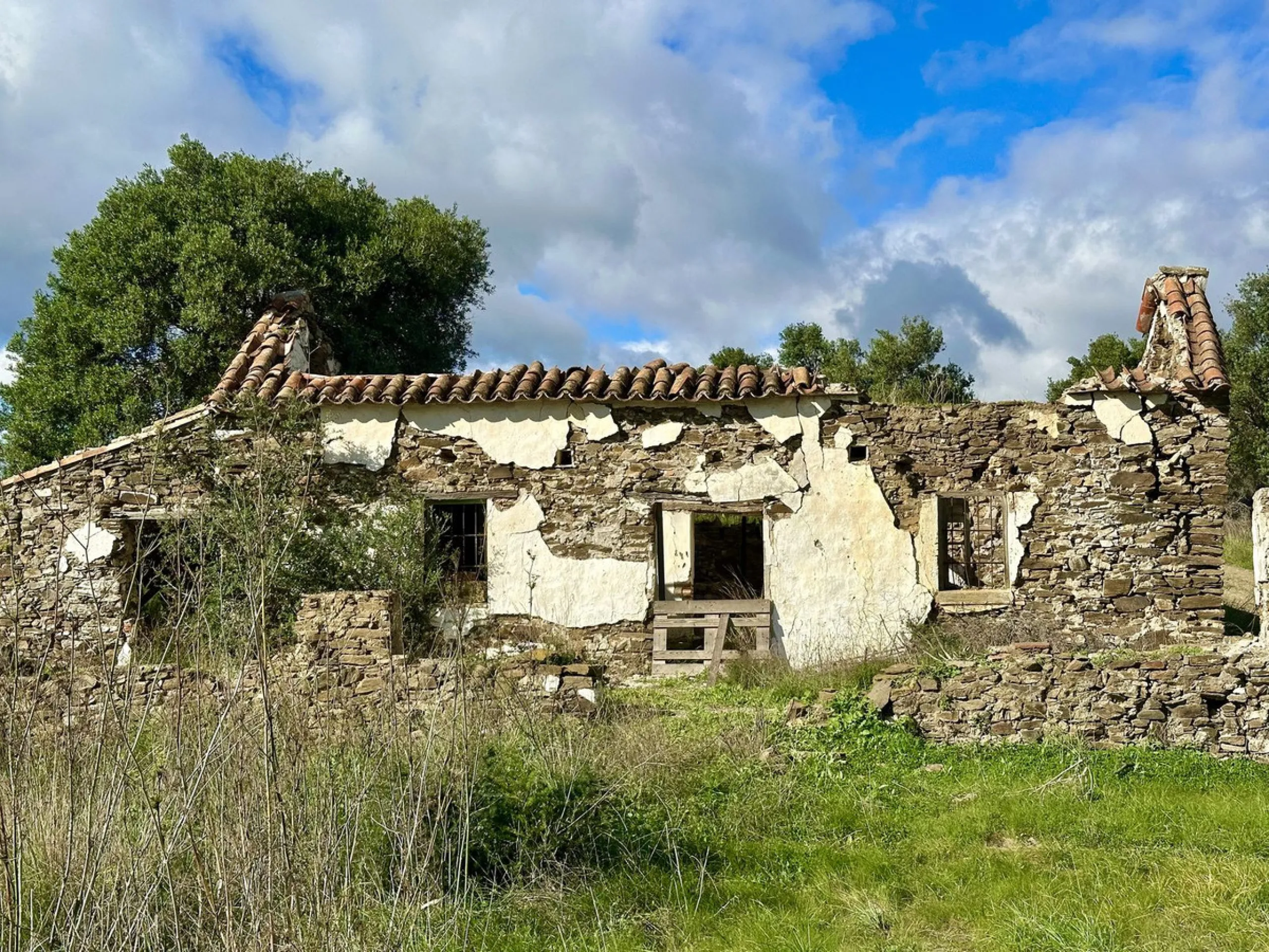 Plot - Land with Ruin в продаже в Mijas, Málaga. Площадь дома 140 м². Площадь участка 36000 м²