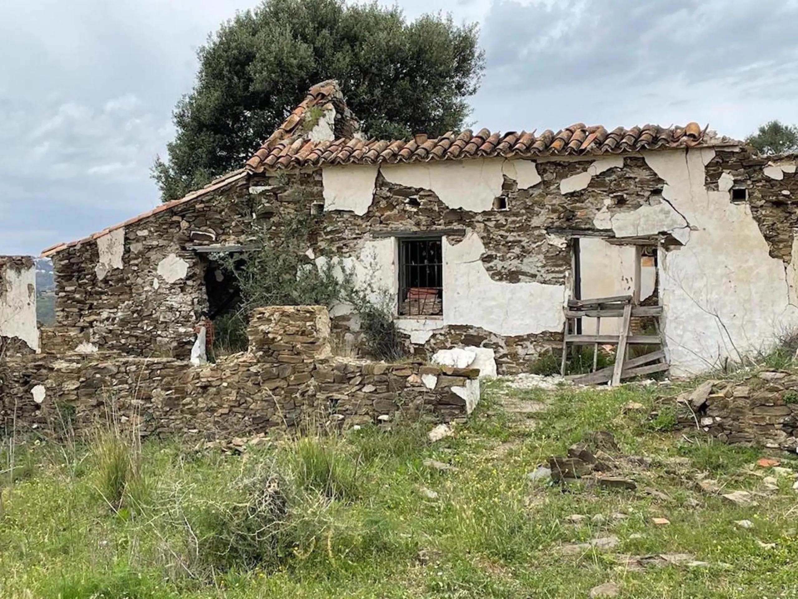 Plot - Land with Ruin в продаже в Mijas, Málaga. Площадь дома 140 м². Площадь участка 36000 м²