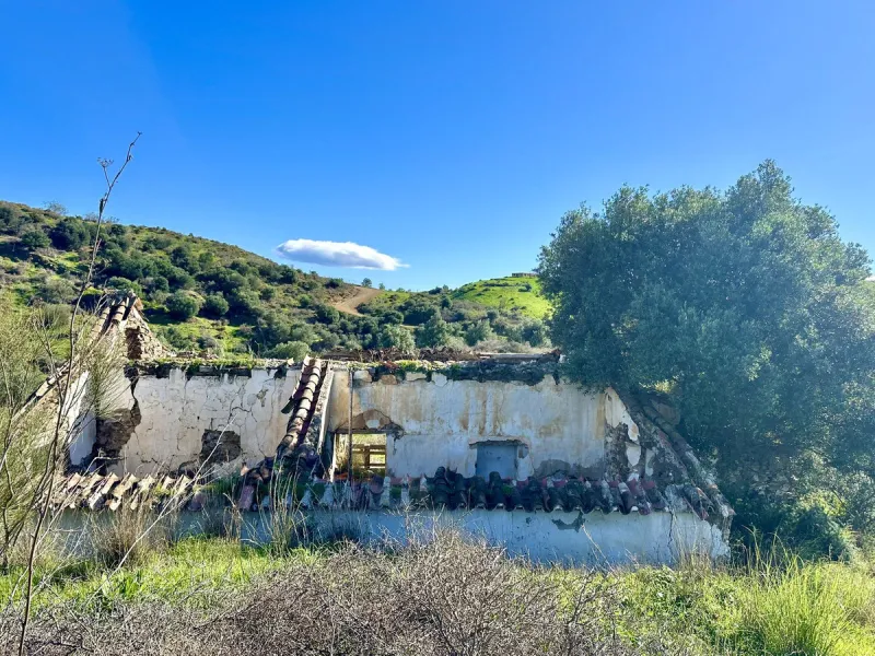 Plot - Land with Ruin в продаже в Mijas, Málaga. Площадь дома 140 м². Площадь участка 36000 м²