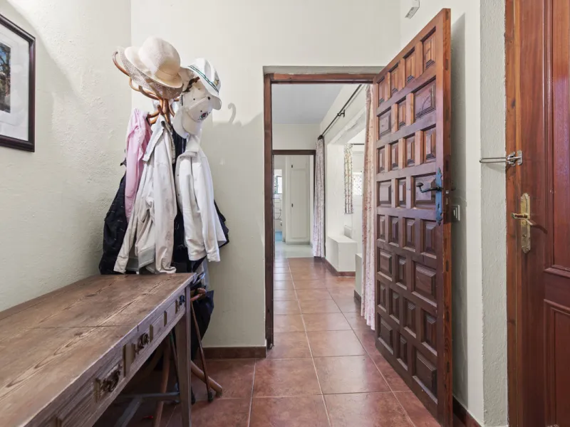 This charming single-storey villa presents a rare opportunity to create a truly special home in one of the most prestigious areas of Guadalmina Baja. Set on a generous 813m² plot, the property enjoys a unique and tranquil position as one of just four hous