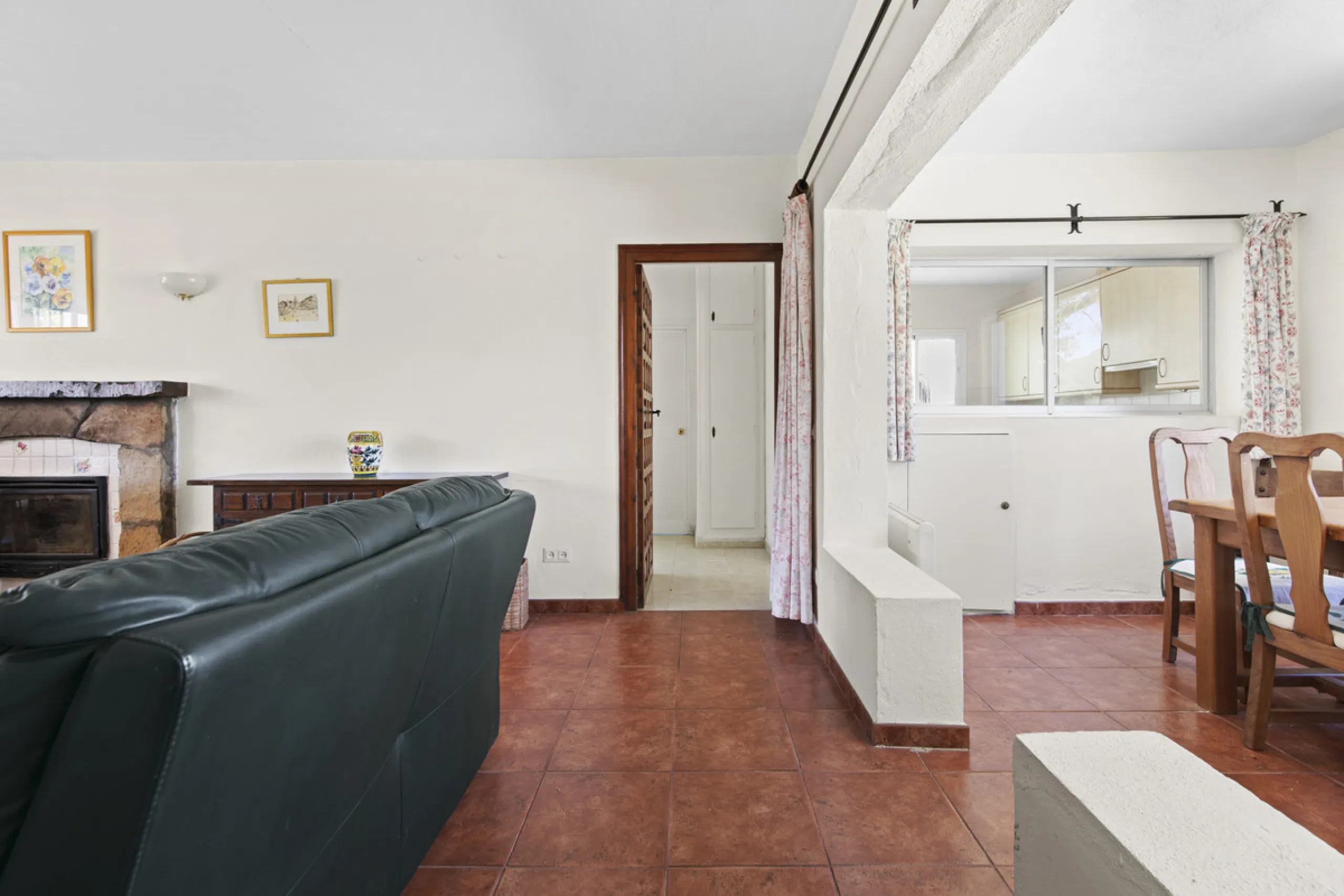 This charming single-storey villa presents a rare opportunity to create a truly special home in one of the most prestigious areas of Guadalmina Baja. Set on a generous 813m² plot, the property enjoys a unique and tranquil position as one of just four hous