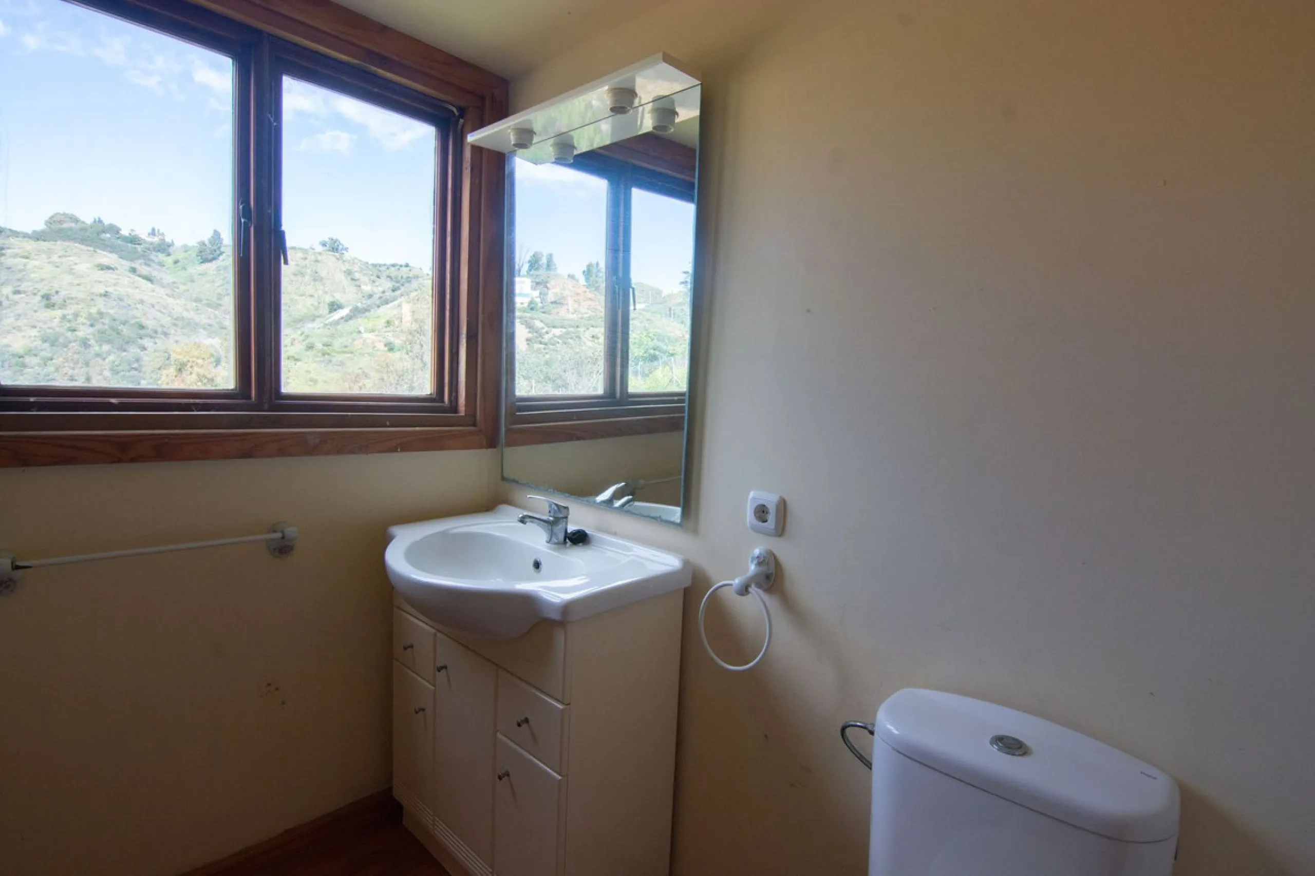 House - Finca - Cortijo в продаже в Mijas, Málaga. В доме 3 спален и 3 ванных комнат. Площадь дома 240 м². Площадь участка 6462 м²