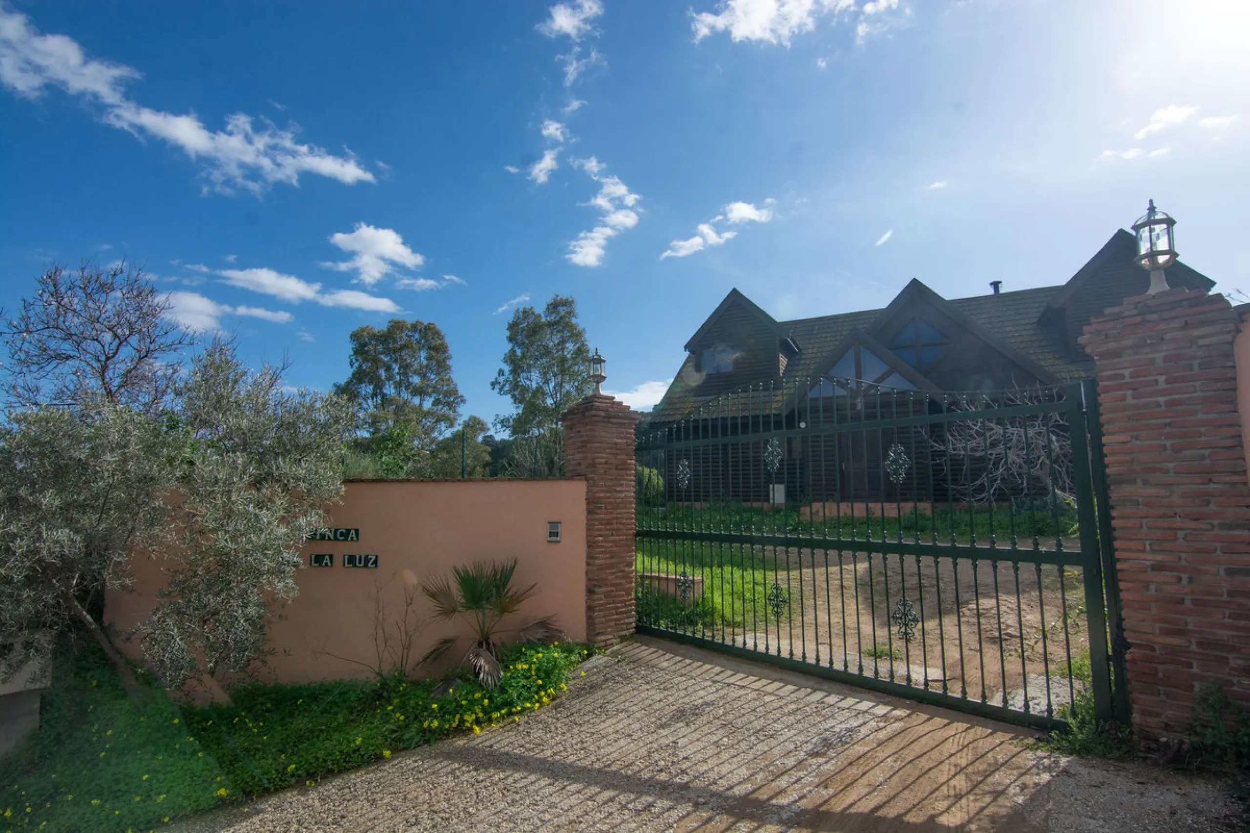 House - Finca - Cortijo в продаже в Mijas, Málaga. В доме 3 спален и 3 ванных комнат. Площадь дома 240 м². Площадь участка 6462 м²