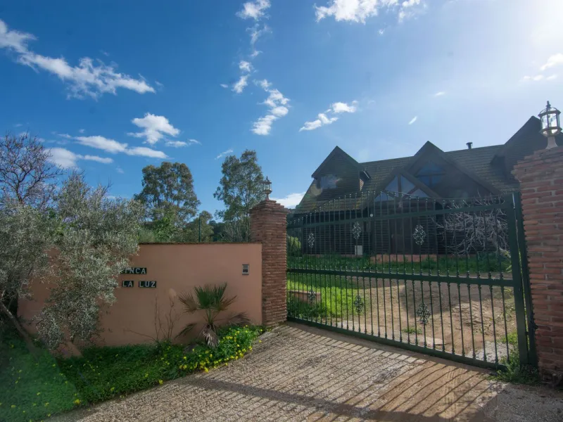 House - Finca - Cortijo в продаже в Mijas, Málaga. В доме 3 спален и 3 ванных комнат. Площадь дома 240 м². Площадь участка 6462 м²
