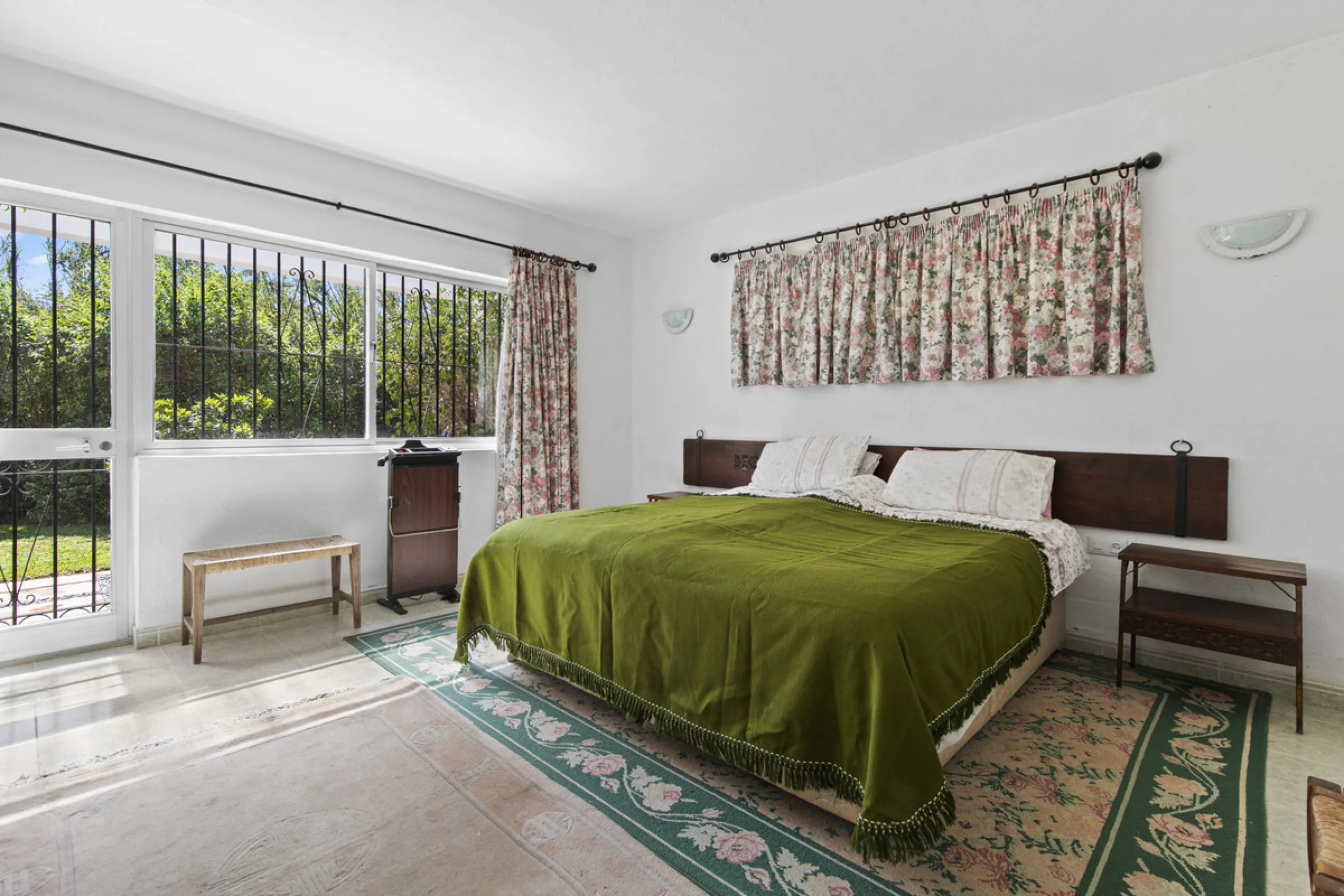 This charming single-storey villa presents a rare opportunity to create a truly special home in one of the most prestigious areas of Guadalmina Baja. Set on a generous 813m² plot, the property enjoys a unique and tranquil position as one of just four hous