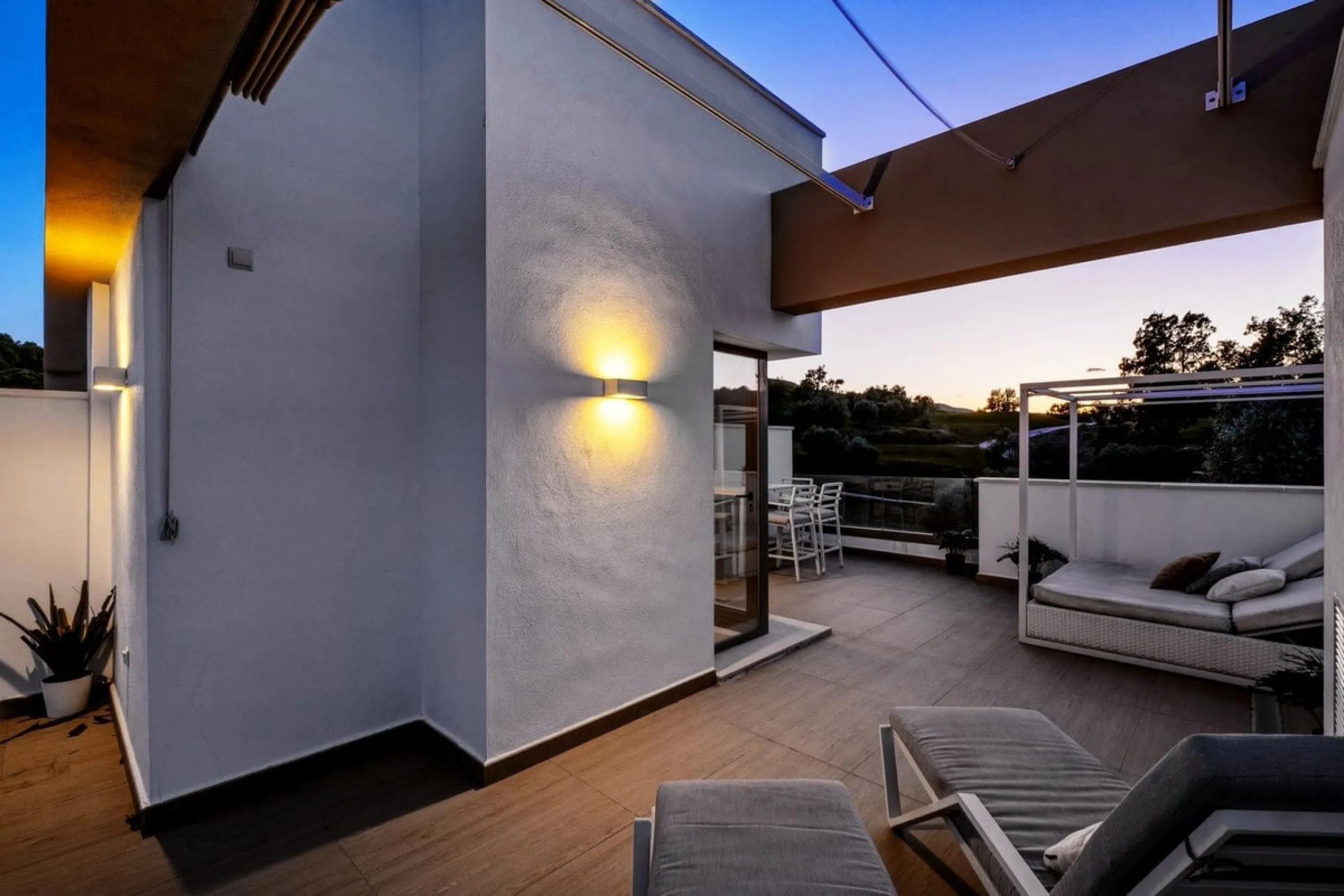 Dieses stilvolle Reihenhaus vereint Wohnraum, Natürlichkeit und modernes Design zu einem komfortablen Zuhause – ideal für den dauerhaften Wohnsitz oder als Ferienwohnung. Marmorböden und ein warmes, zeitgenössisches Ambiente zeichnen es aus