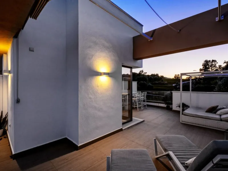 Dieses stilvolle Reihenhaus vereint Wohnraum, Natürlichkeit und modernes Design zu einem komfortablen Zuhause – ideal für den dauerhaften Wohnsitz oder als Ferienwohnung. Marmorböden und ein warmes, zeitgenössisches Ambiente zeichnen es aus
