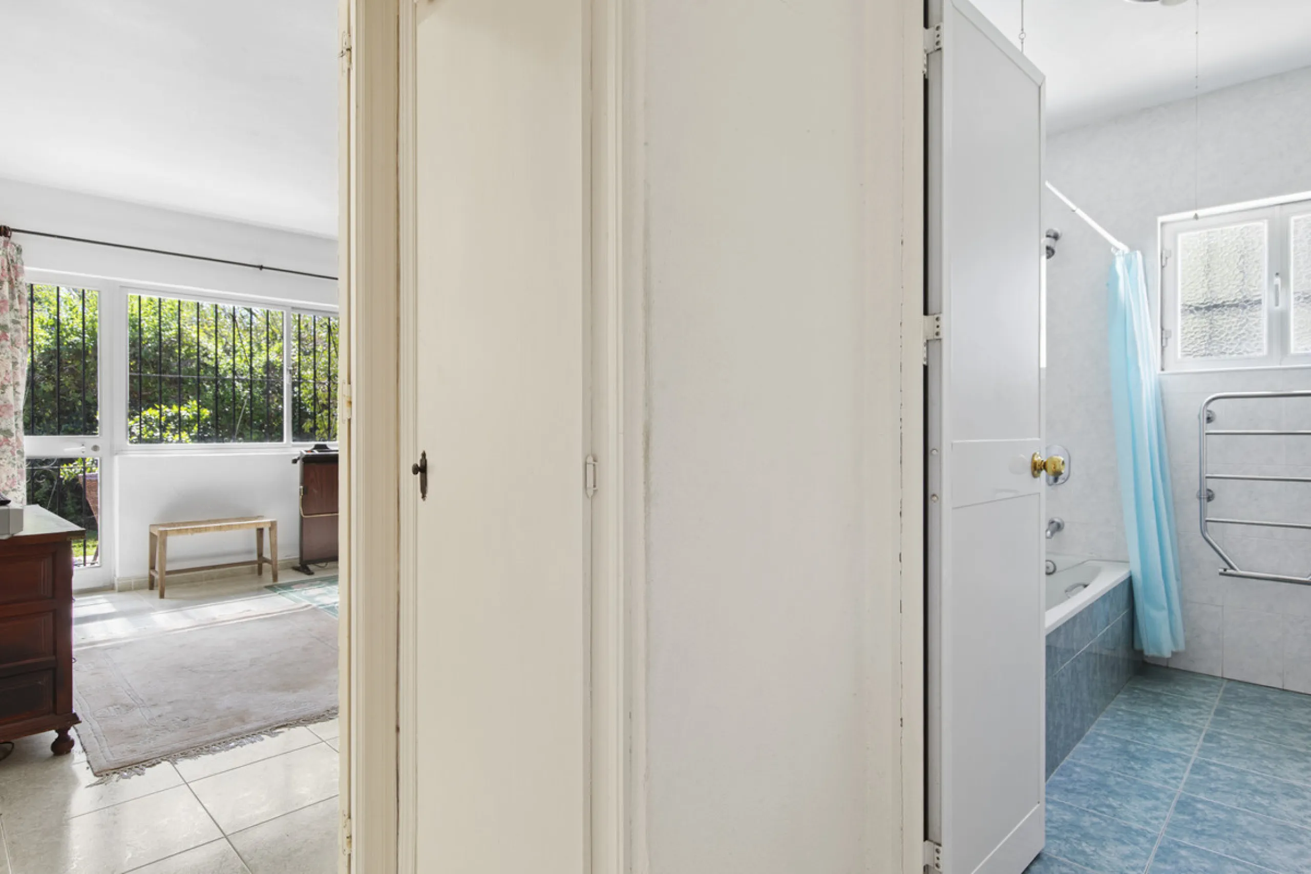 This charming single-storey villa presents a rare opportunity to create a truly special home in one of the most prestigious areas of Guadalmina Baja. Set on a generous 813m² plot, the property enjoys a unique and tranquil position as one of just four hous