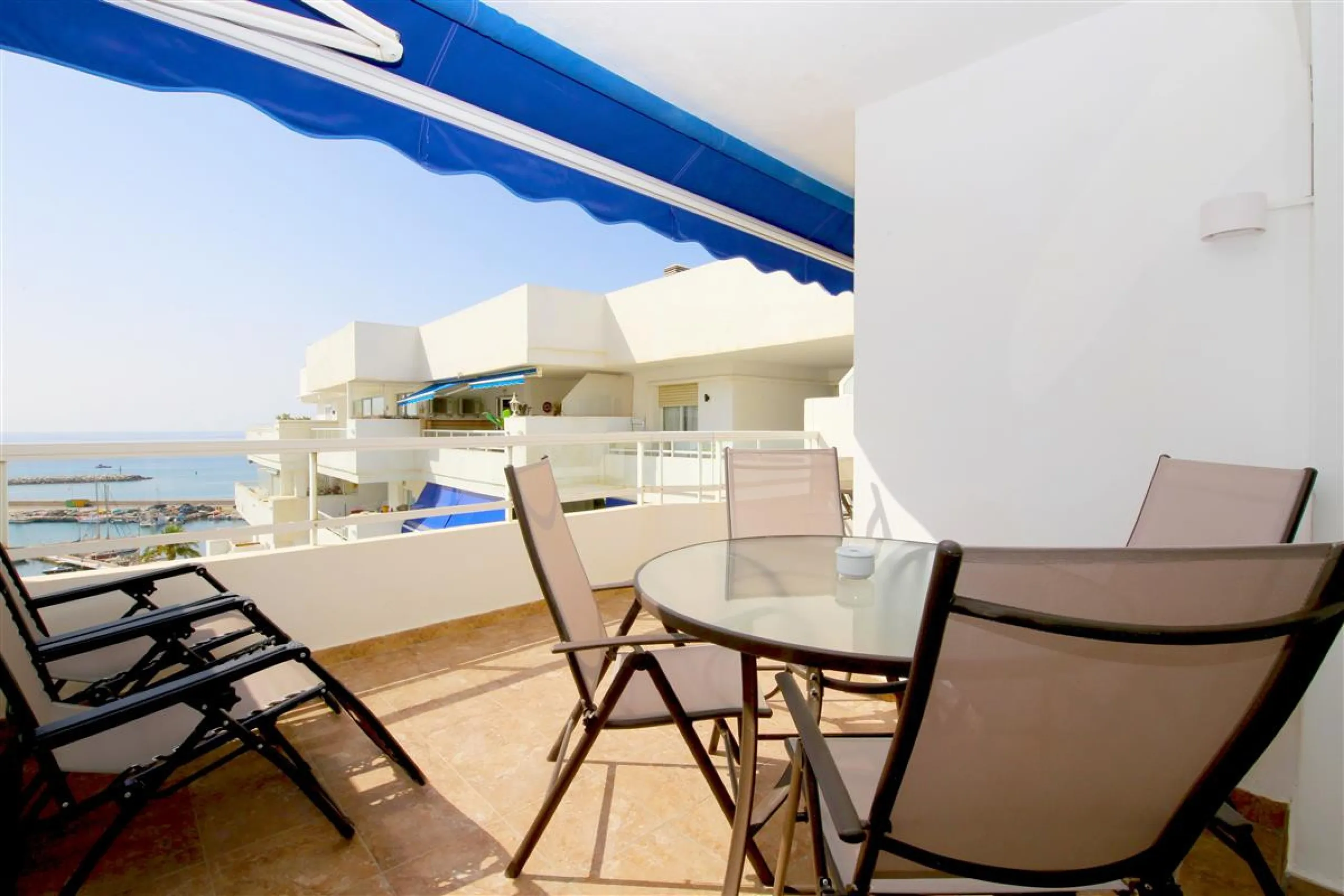 Apartment - Penthouse в продаже в Estepona, Málaga. В доме 2 спален и 2 ванных комнат. Площадь дома 102 м². Площадь участка 108 м²