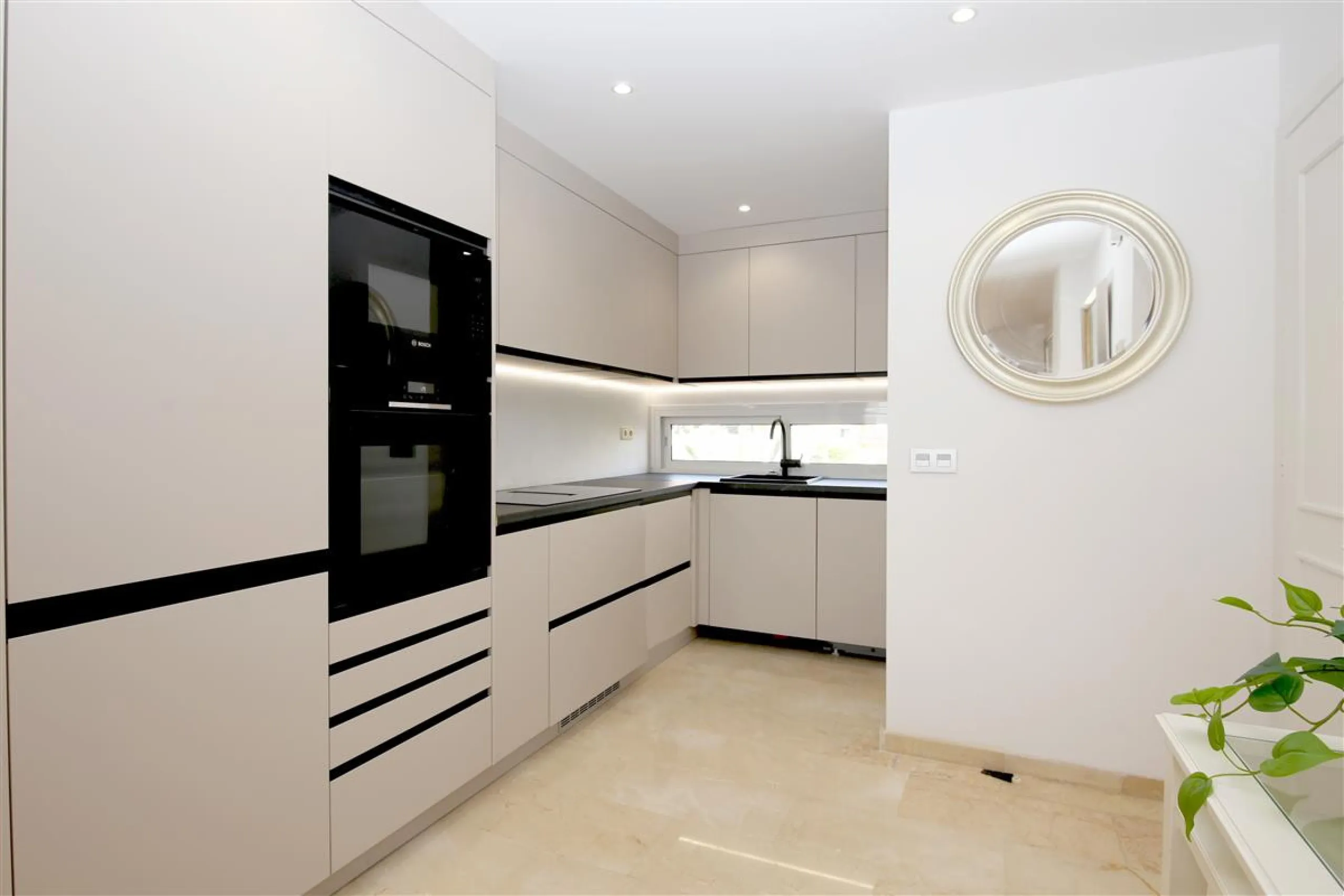 Apartment - Penthouse в продаже в Estepona, Málaga. В доме 2 спален и 2 ванных комнат. Площадь дома 102 м². Площадь участка 108 м²