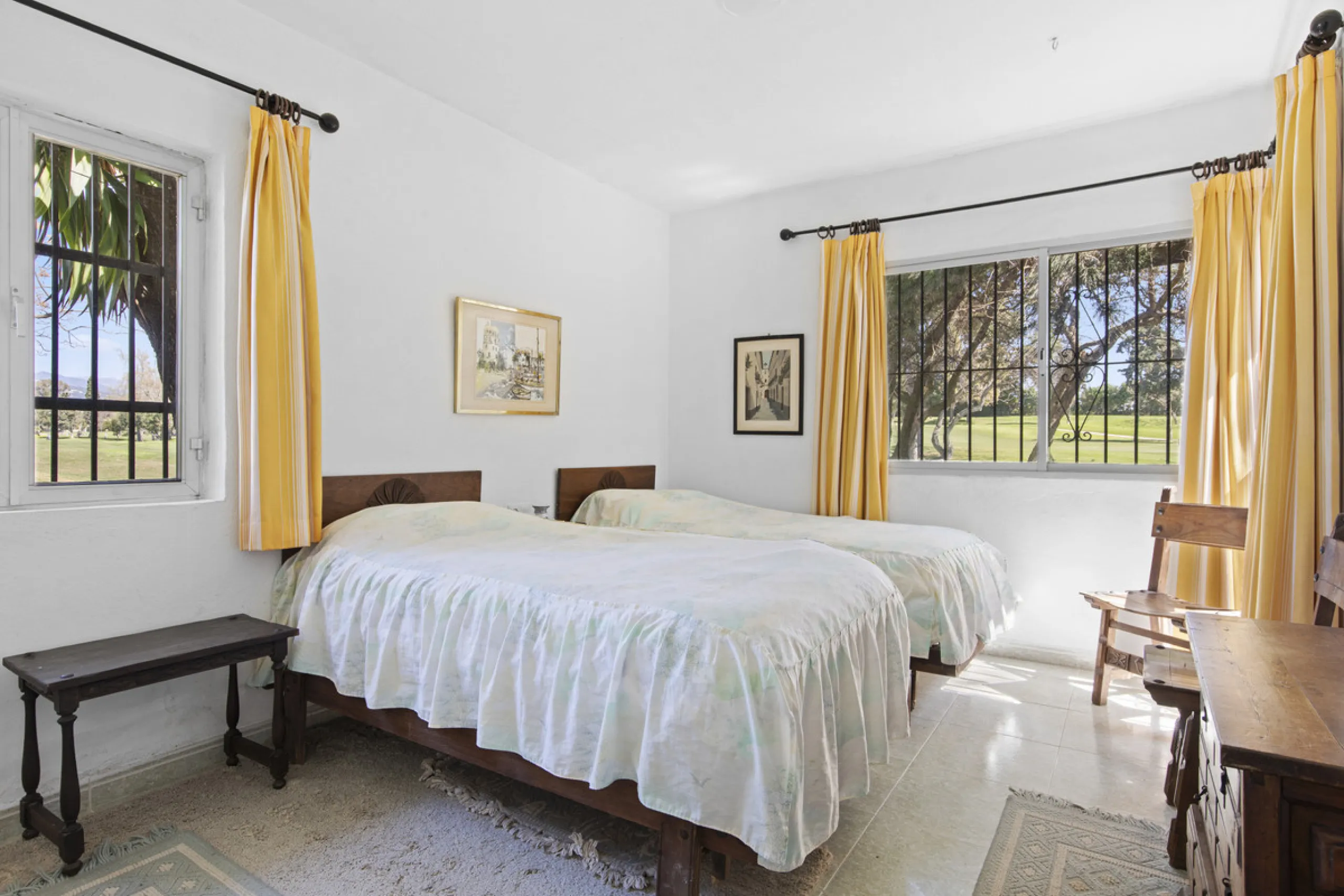 This charming single-storey villa presents a rare opportunity to create a truly special home in one of the most prestigious areas of Guadalmina Baja. Set on a generous 813m² plot, the property enjoys a unique and tranquil position as one of just four hous